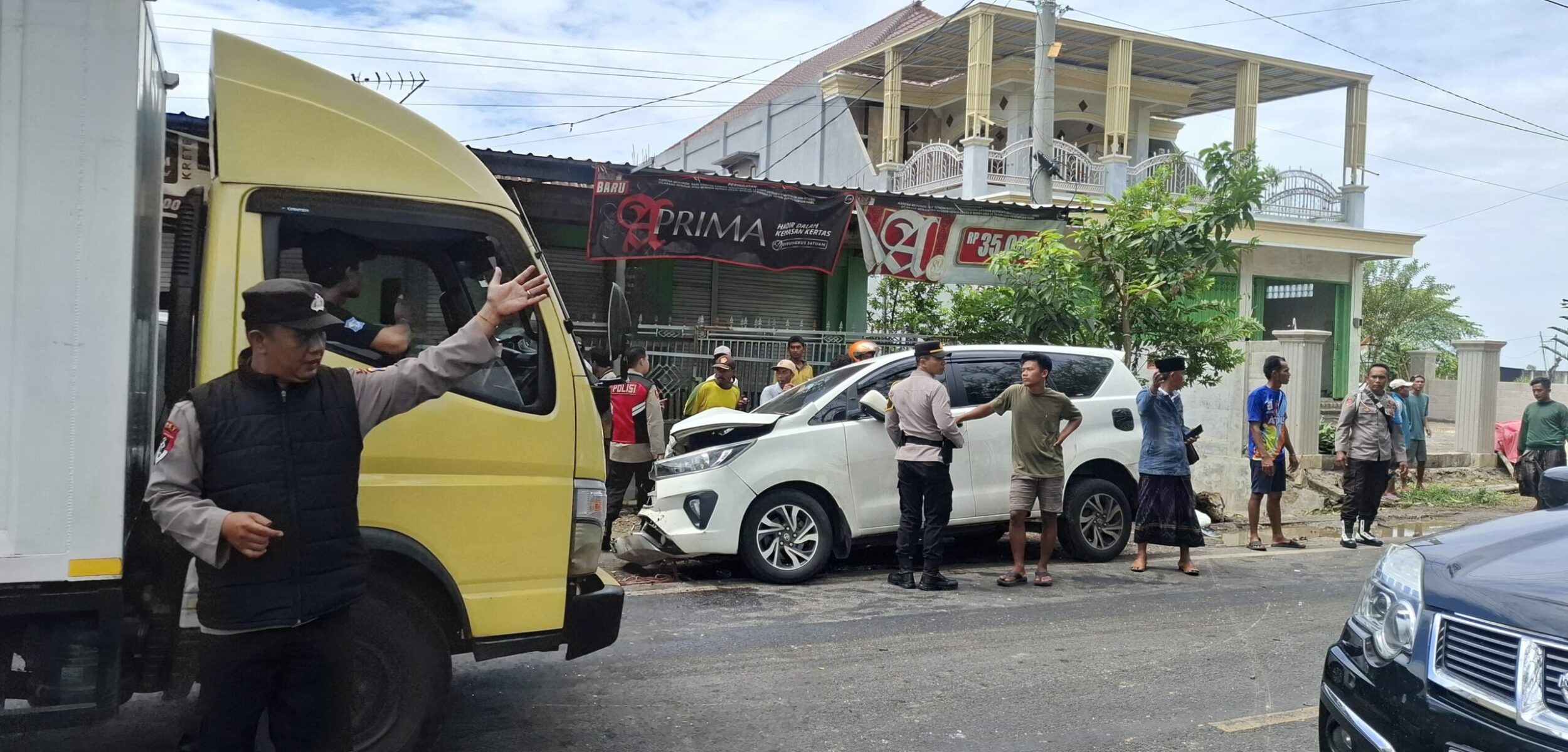 Anggota Polres Sampang melakukan pengamanan jalan pasca kecelakaan beruntun. (fais/kabarterdepan.com)
