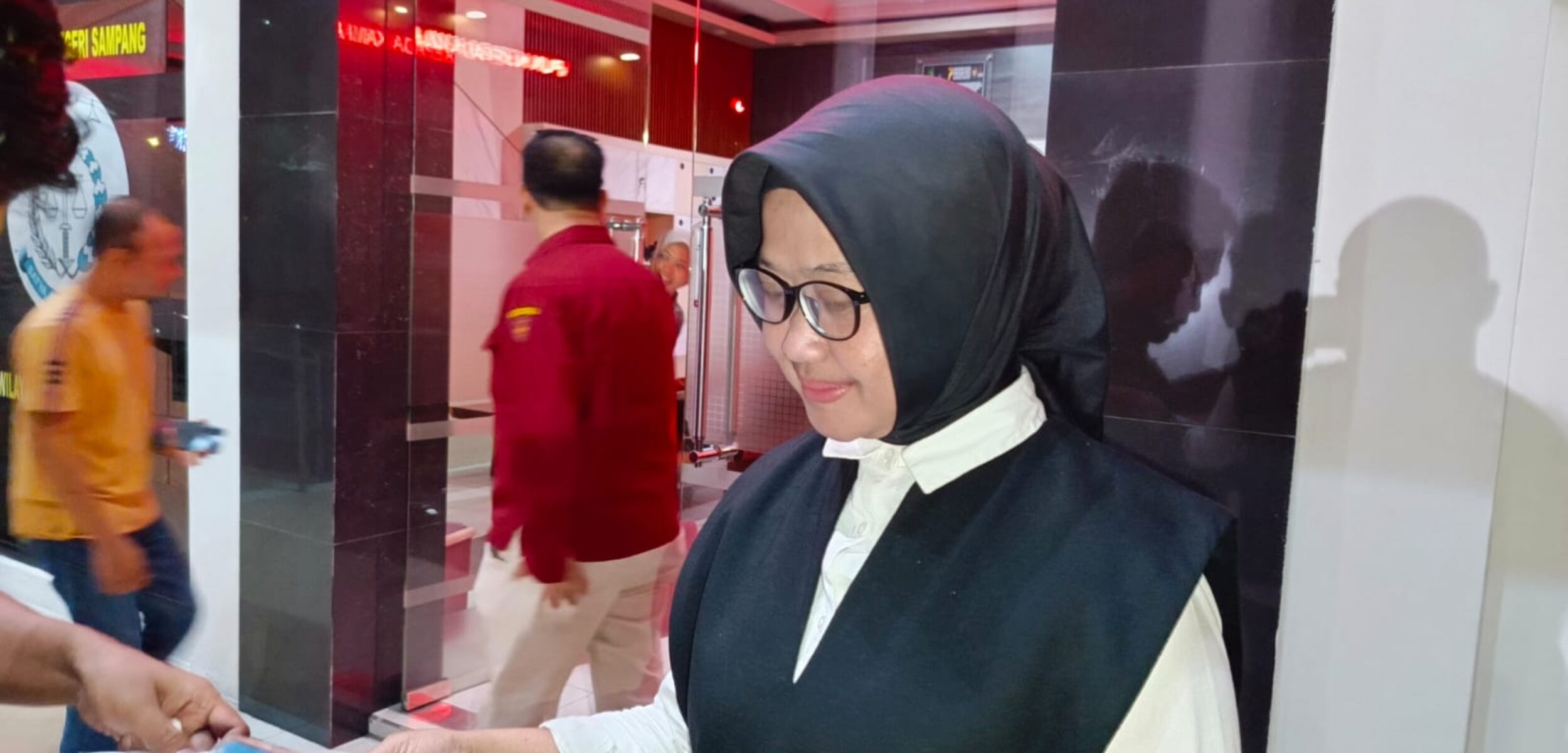 Kajari Sampang saat diwawancarai awak media (fais/kabarterdepan.com)