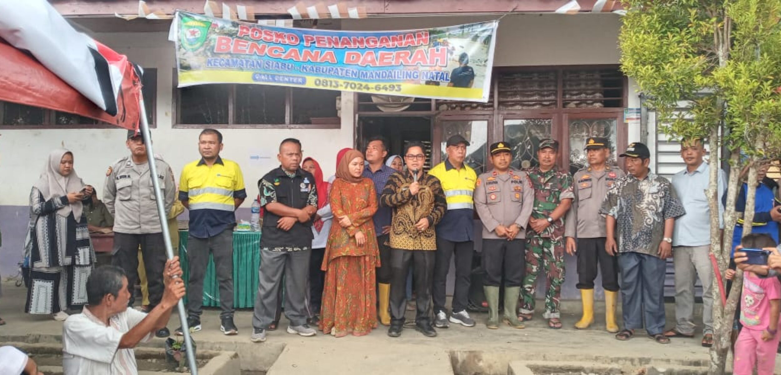 Pemulangan 600 Pengungsi Korban Banjir Muara Batang Angkola Madina Diwarnai Tangis Haru