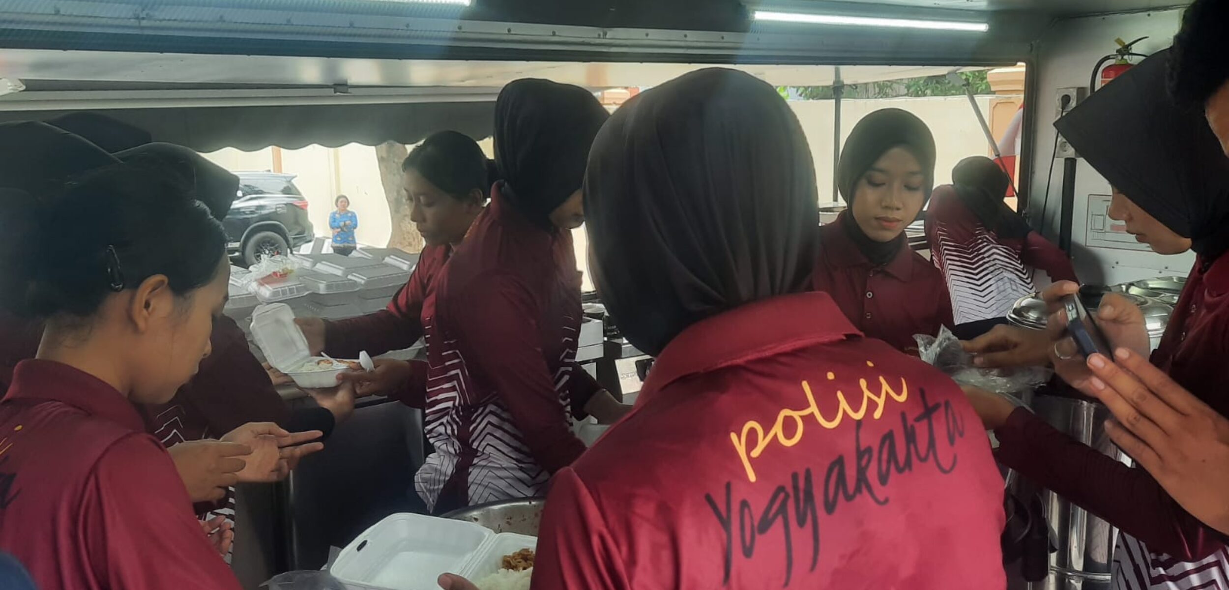 Para koki dari Polwan di dapur Umum Polda DIY mempersiapkan makanan untuk mahasiswa korban terdampak bencana Sumatera, Kamis (4/12/2025)