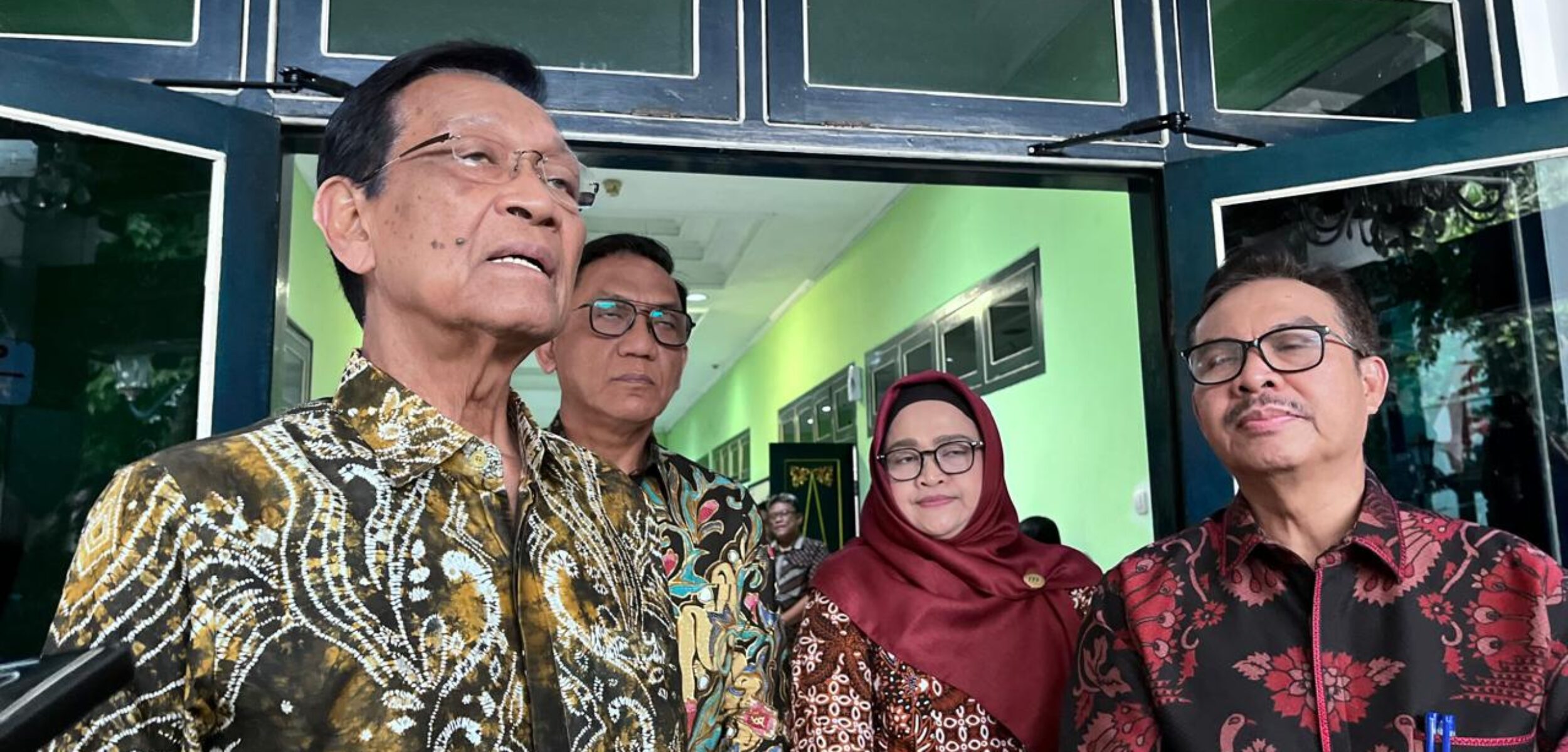 PERBAIKAN JEMBATAN KEWEK: Gubernur DIY Sri Sultan HB X bersama Wali Kota Yogyakarta Hasto Wardoyo usai melakukan pertemuan di Balai Kota Yogyakarta, Kamis (4/12/2025). (Hadid Husaini/kabarterdepan.com)