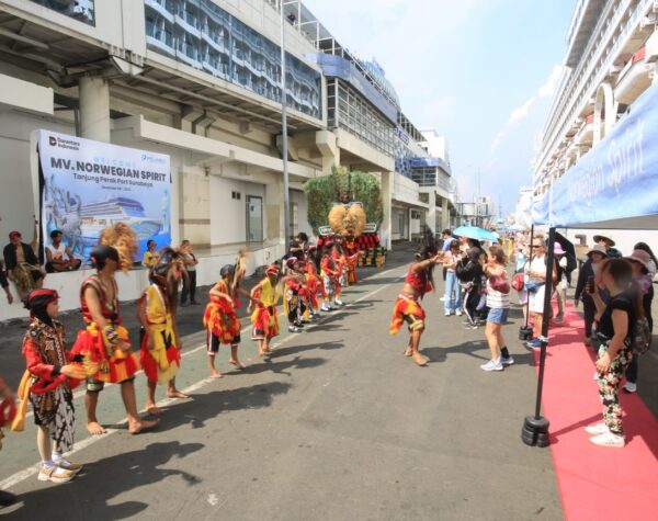 Penyambutan wisatawan mancanegara dari kapal pesiar saat tiba di Pelabuhan Tanjung Perak. (Pelindo for Kabarterdepan.com)