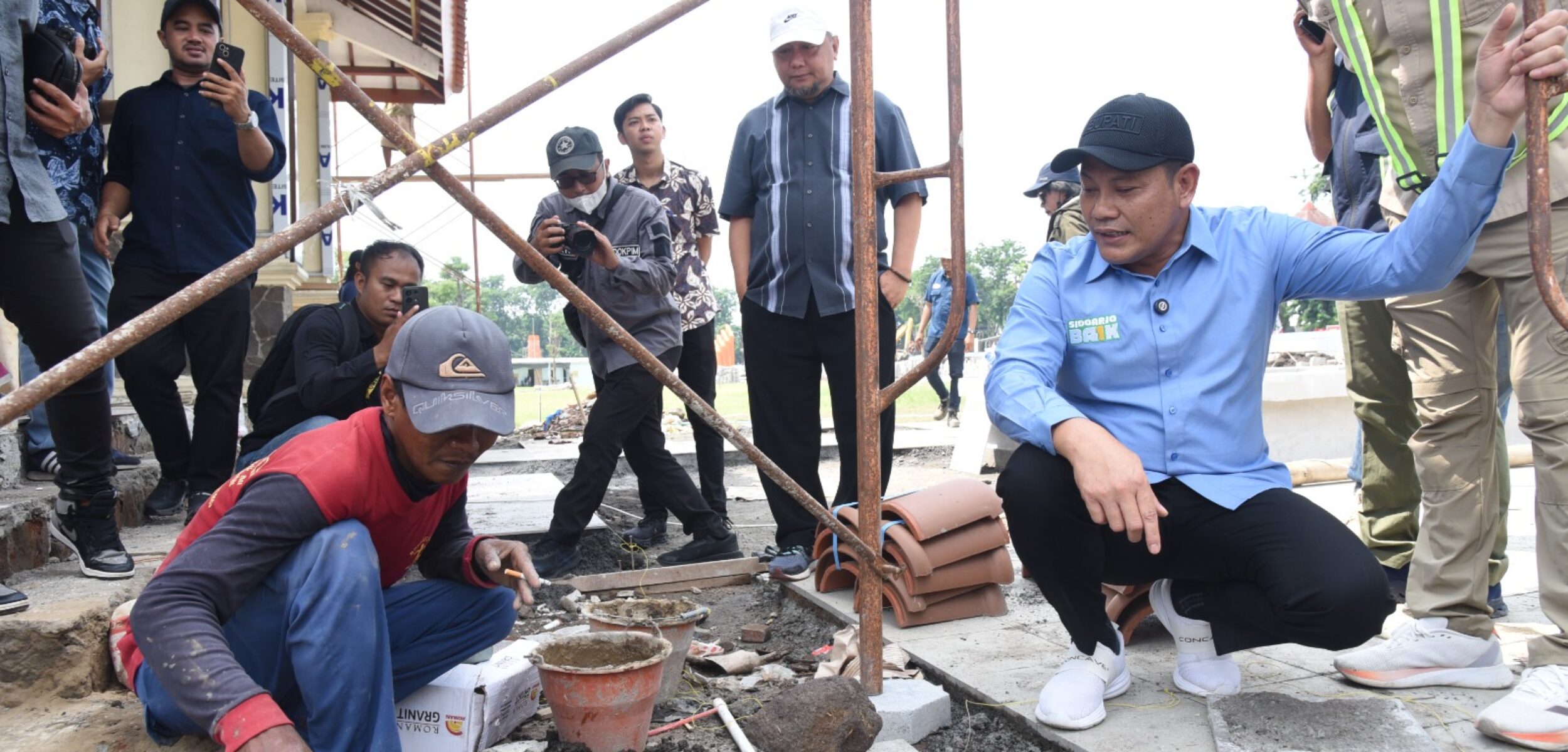 Bupati Sidoarjo memperhatikan pembangunan Alun-alun Sidoarjo.