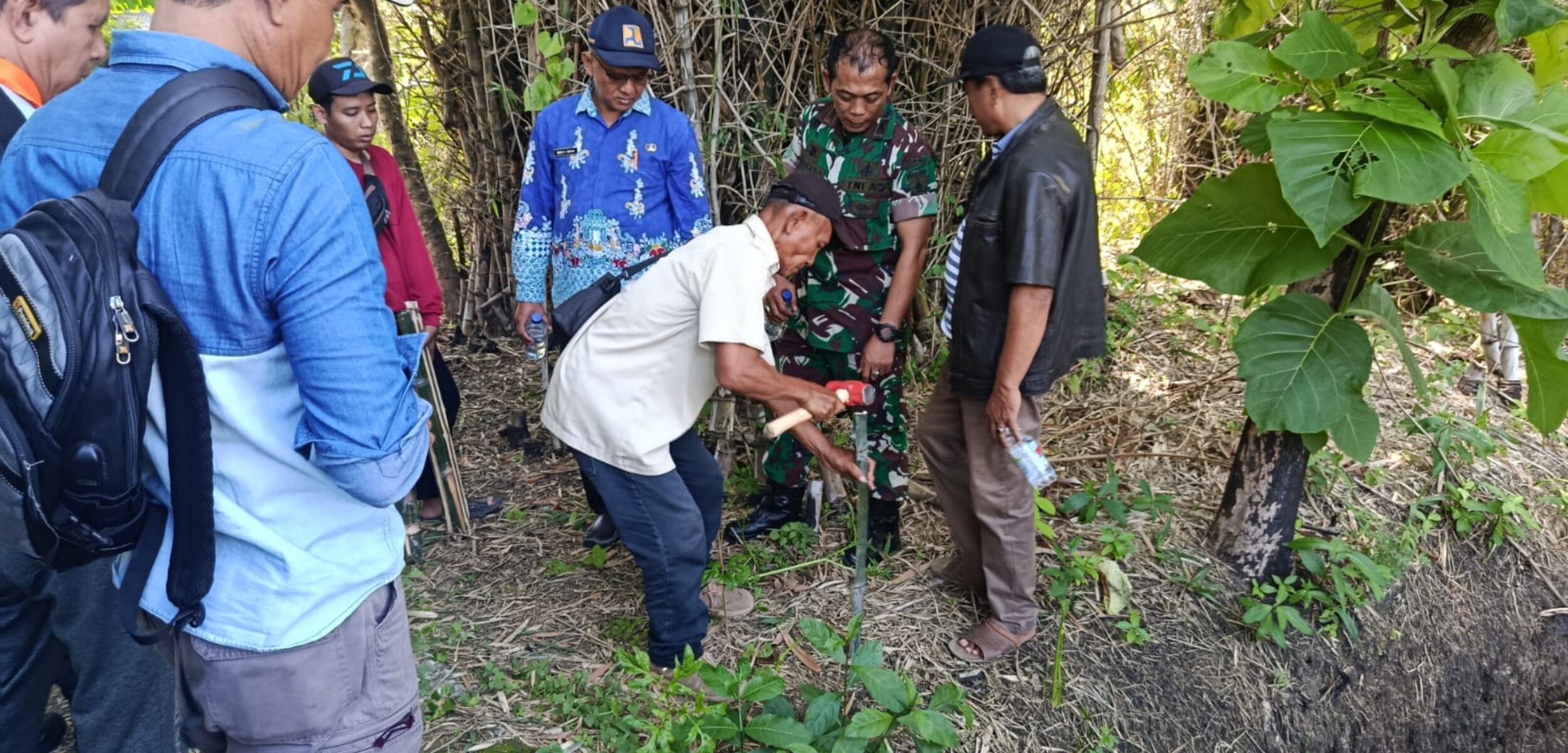 Pematokan lokasi pembangunan sekolah Rakyat dilakukan dengan teliti yang disaksikan forkopimda dan forkopimcam. (Fais/kabarterdepan.com)