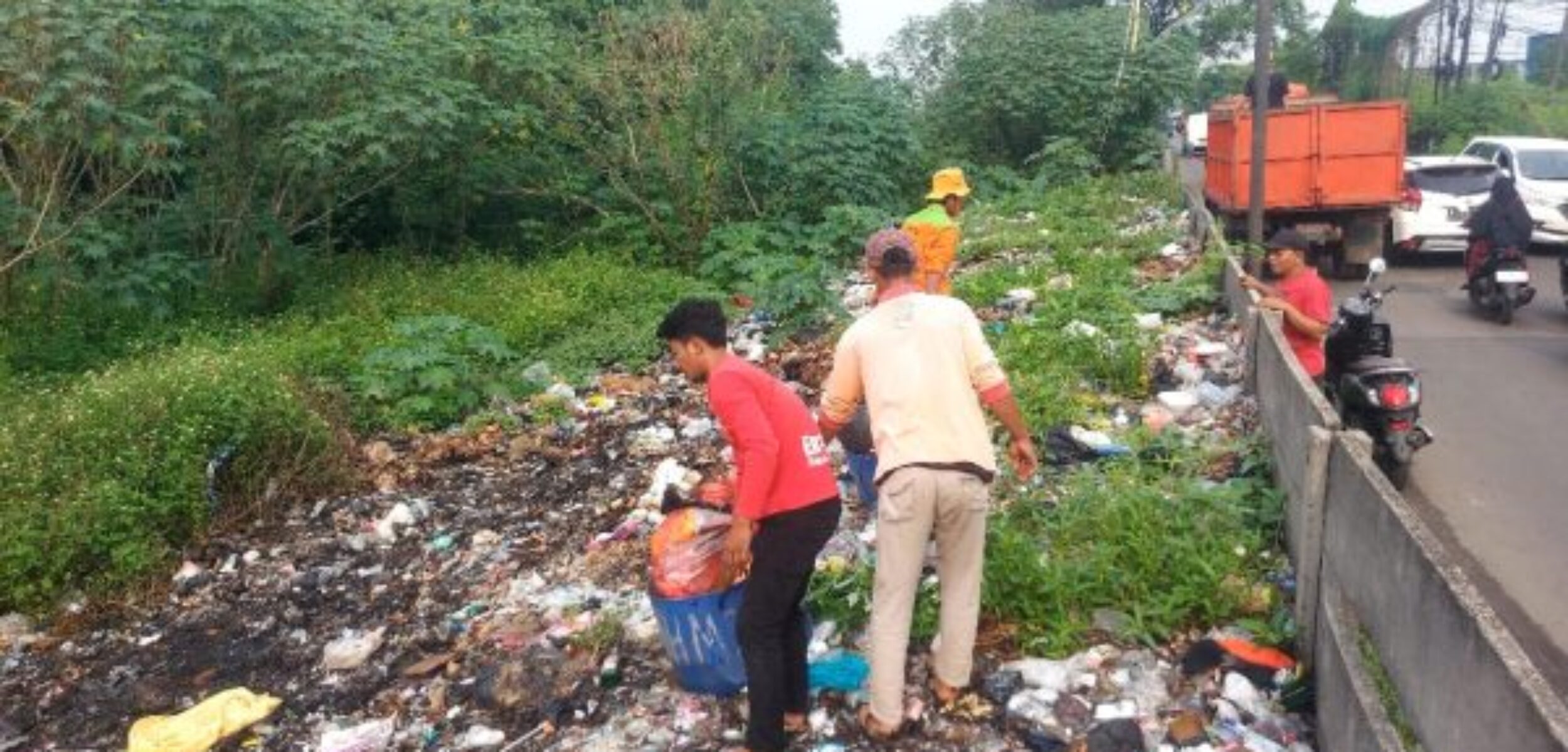 IMG 20251207 WA0045 2 Sampah menumpuk di Bekasi Utara