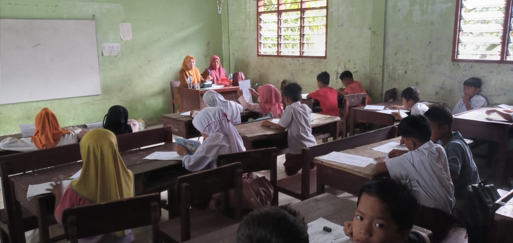 PINDAH UJIAN; Siswa SDN 043 di Madina korban banjir tetap mengikuti Ujian Semester (Suhartono/Kabarterdepan) 
