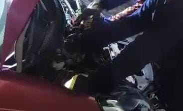 Petugas Damkar melakukan evakuasi ular piton. (Redaksi/kabarterdepan.com) 