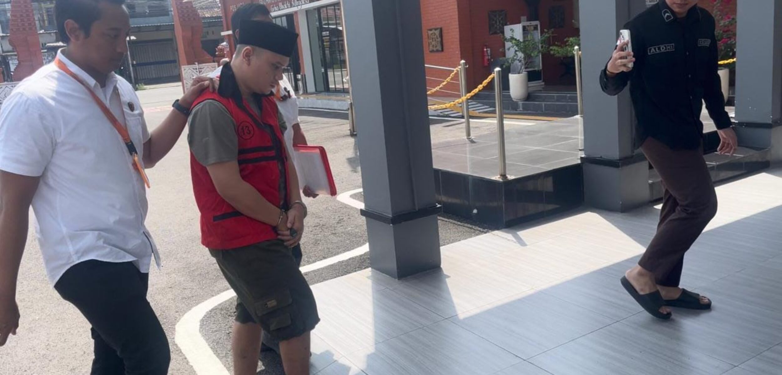 Tersangka mutilasi, Alvi Maulana saat dihadirkan ke Kejaksaan Negeri Kabupaten Mojokerto saat pelimpahan tahap II, Rabu (10/12/2025) (Redaksi / Kabarterdepan.com)