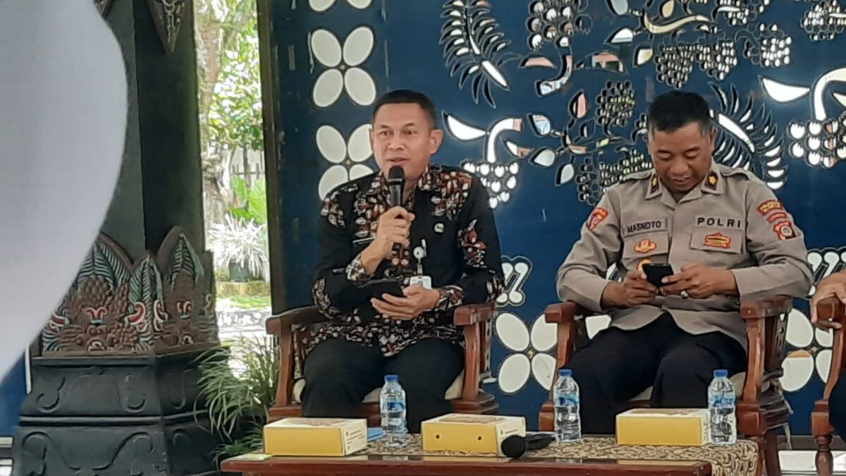 Kepala Dishub Sleman Hari Kuntadi saat jumpa pers kenaikan jumlah kendaraan saat Nataru, Kamis (11/12/2025). (Hadid Husaini/kabarterdepan.com)