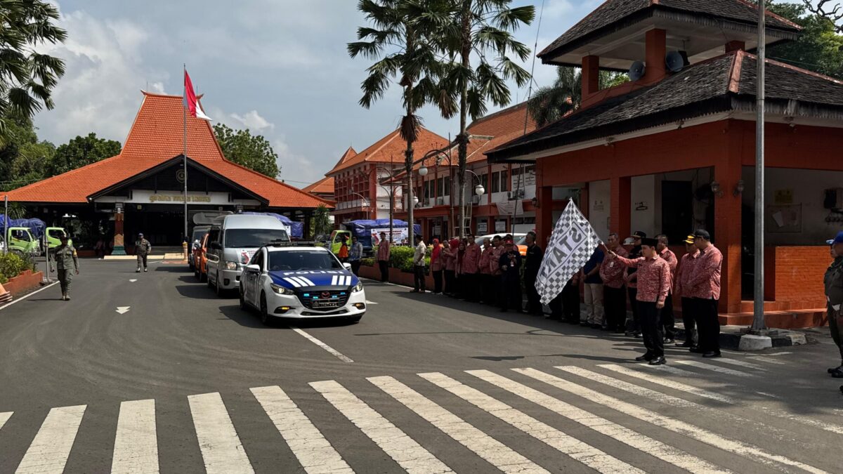 Pemkab Mojokerto menyalurkan bantuan logistik untuk meringankan beban korban bencana alam yang melanda Sumatera Utara, Sumatera Barat, dan Aceh. (Kominfo Kab Mojokerto)