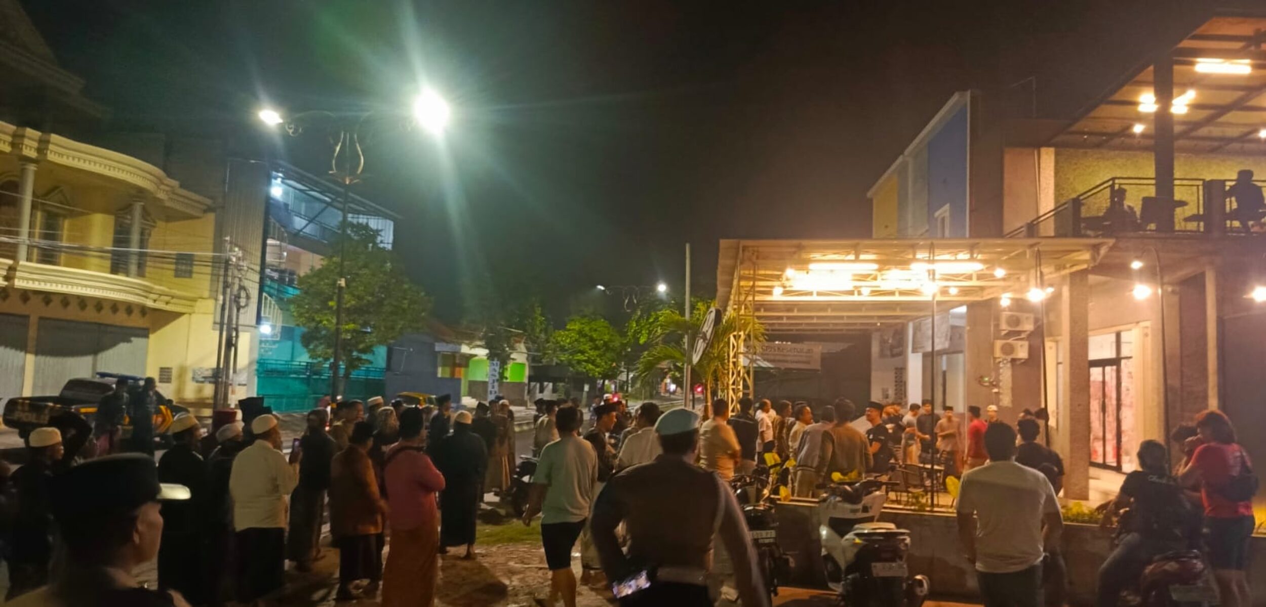 BREAKING NEWS: Puluhan Massa FPI Geruduk Lyco Kafe Sampang, Polisi Lakukan Pengamanan Ketat