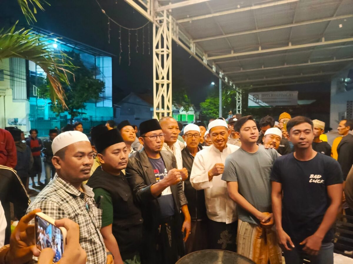 Pihak Lyco Kafe, Massa dan APH berfoto bersama setelah melakukan mediasi (fais/kabarterdepan.com)