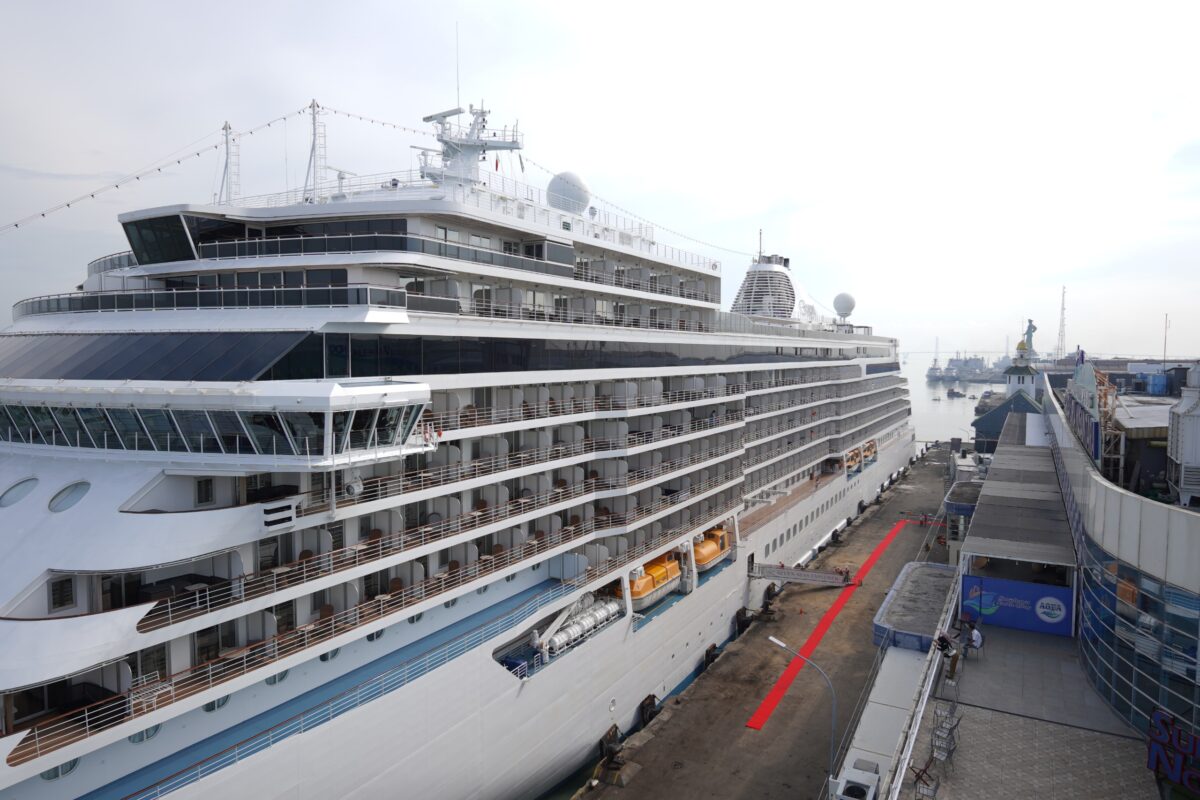 MV Seven Seas Explorer 