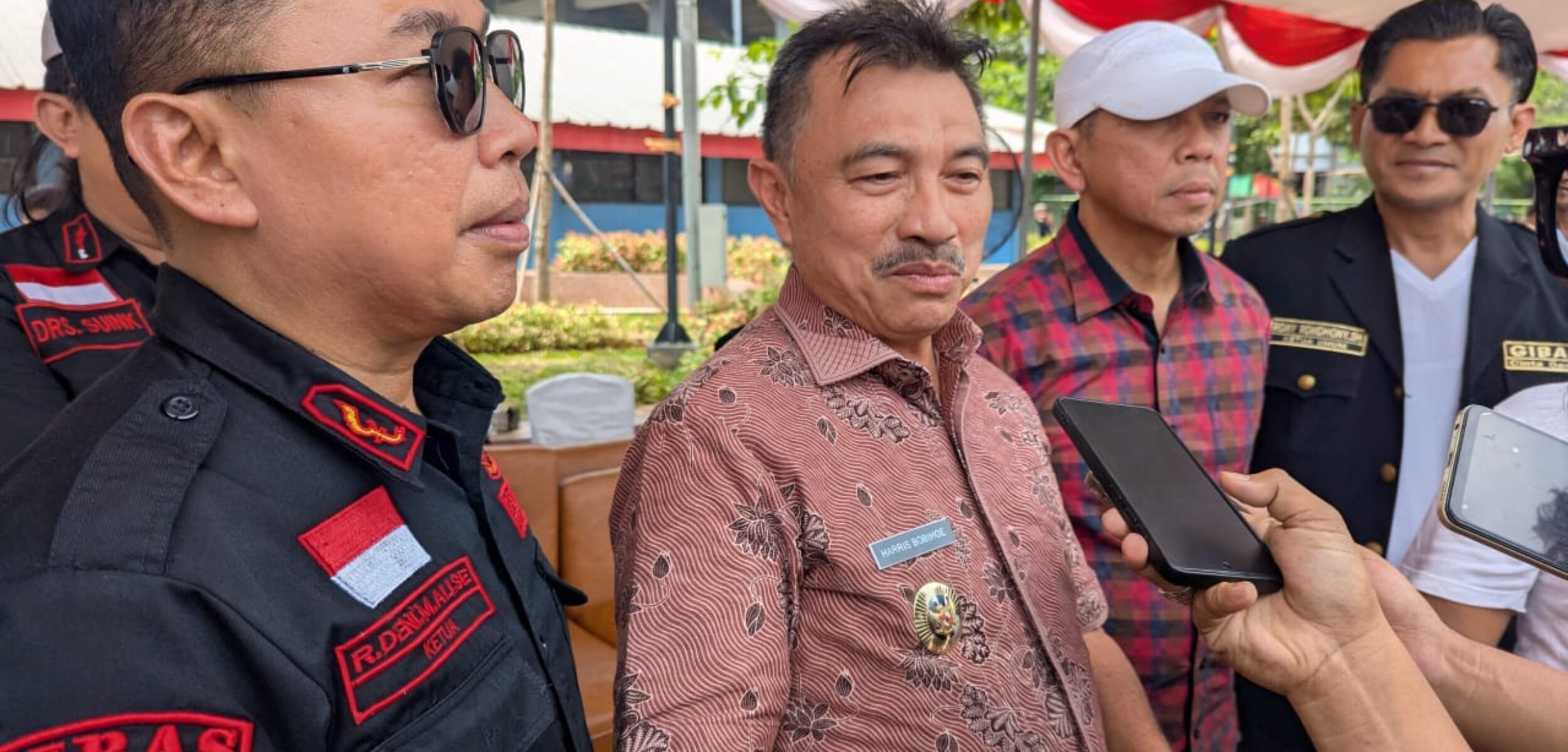 Wawali Bekasi Abdul Harris Bobihoe bersama ketua Gibas Kota Bekasi Muhammad Deni M. Ali usai kegiatan bakti sosial. (Yanso/kabarterdepan.com) 