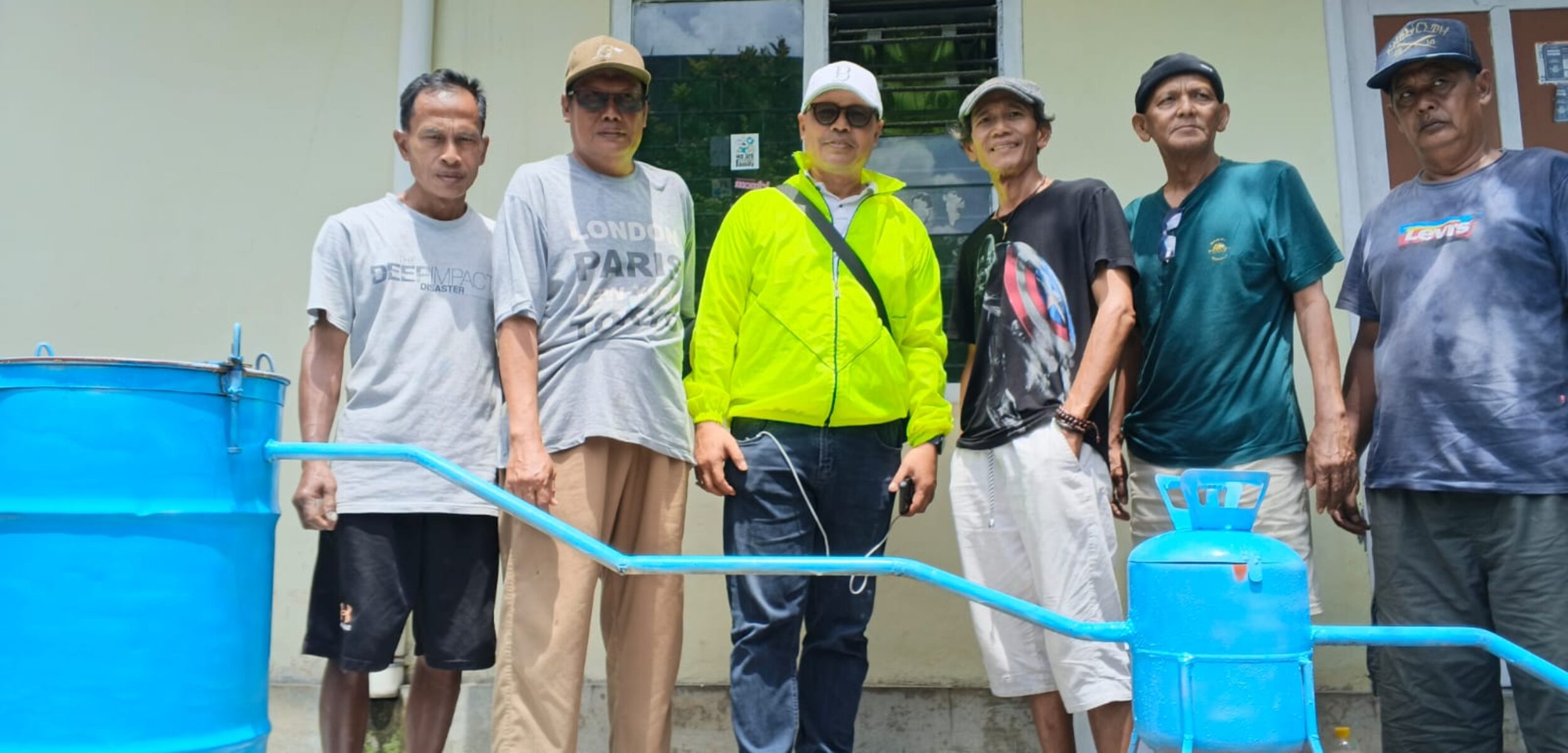 Anggota Bank Sampah Berlian RW 02 Tompeyan melakukan uji coba alat pirolisis untuk membakar sampah menjadi cairan bahan bakar, Minggu (14/12/2025). (Hadid Husaini/kabarterdepan.com)