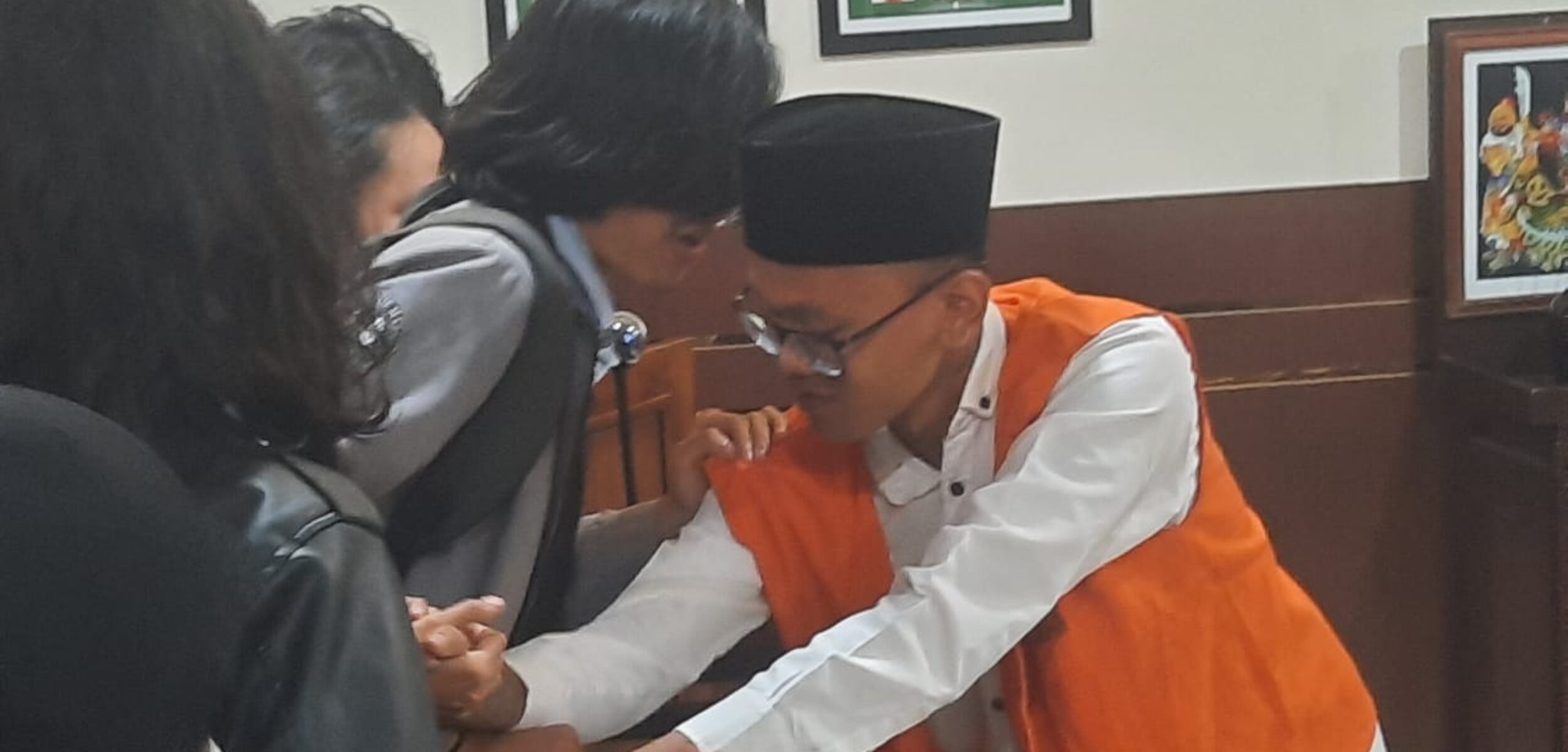 Terdakwa pembakaran tenda Mapolda DIY Perdana Arie Veriasa saat bertemu dnegan rekannya usai persidangan di PN Sleman, Senin (15/12/2025). (Hadid Husaini/kabarterdepan.com)