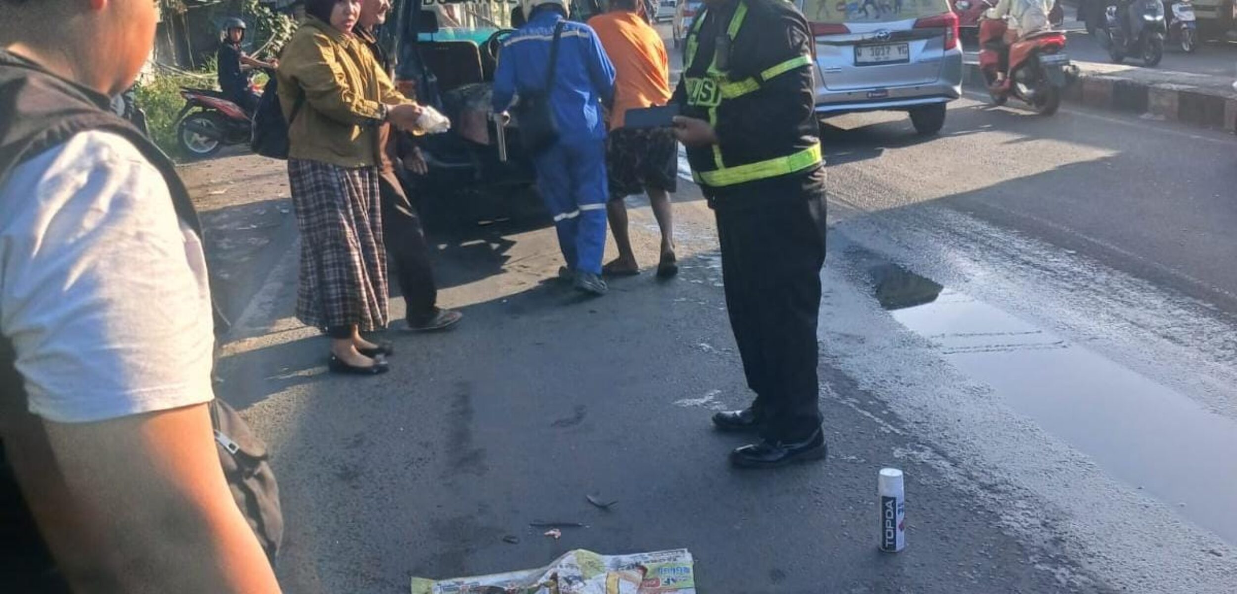 Petugas mengevakuasi jasad korban kecelakaan di Sidoarjo. (Redaksi/kabarterdepan.com)