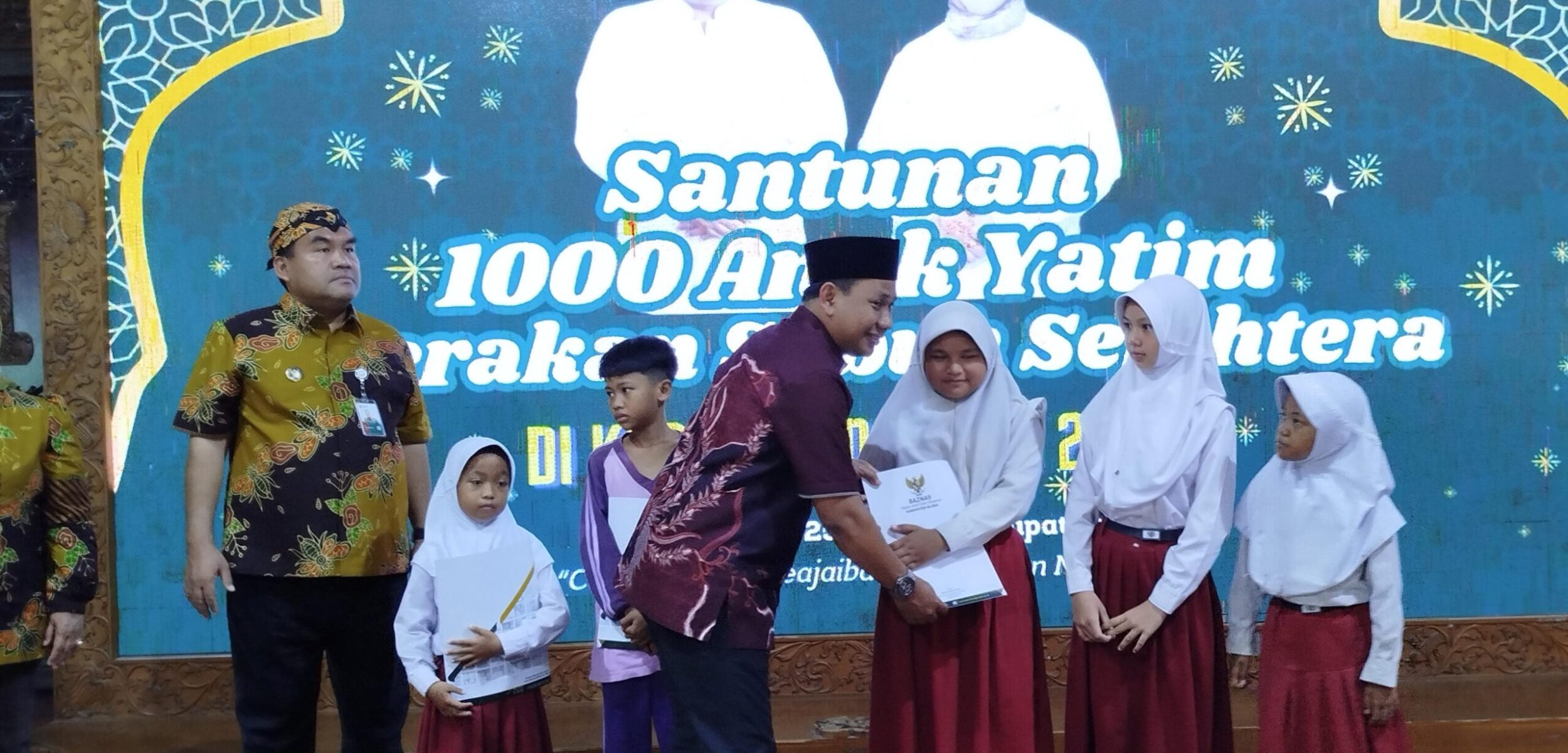 IMG 20251218 WA0092 1 Penyerahan bantuan oleh Ketua DPRD Blora, Mustofa didampingi Bupati Blora, Arief Rohman. (Rengga/kabarterdepan.com)