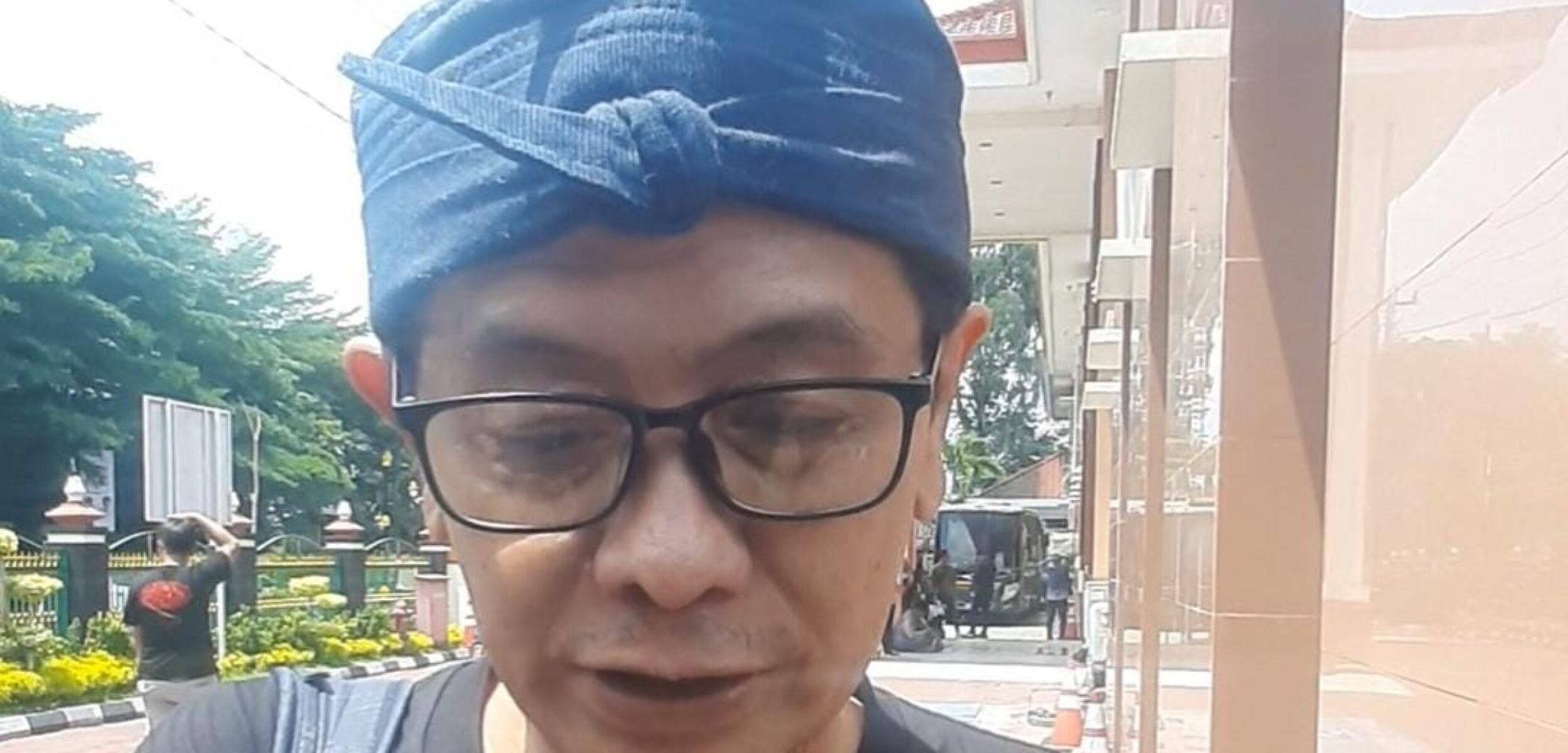 IMG 20251218 WA0123 1 Ayah Perdana Arie Veriasa, Thomas Oni Veriasa saat diwawancarai usai persidangan putranya, Kamis (18/12/2025). (Hadid Husaini)