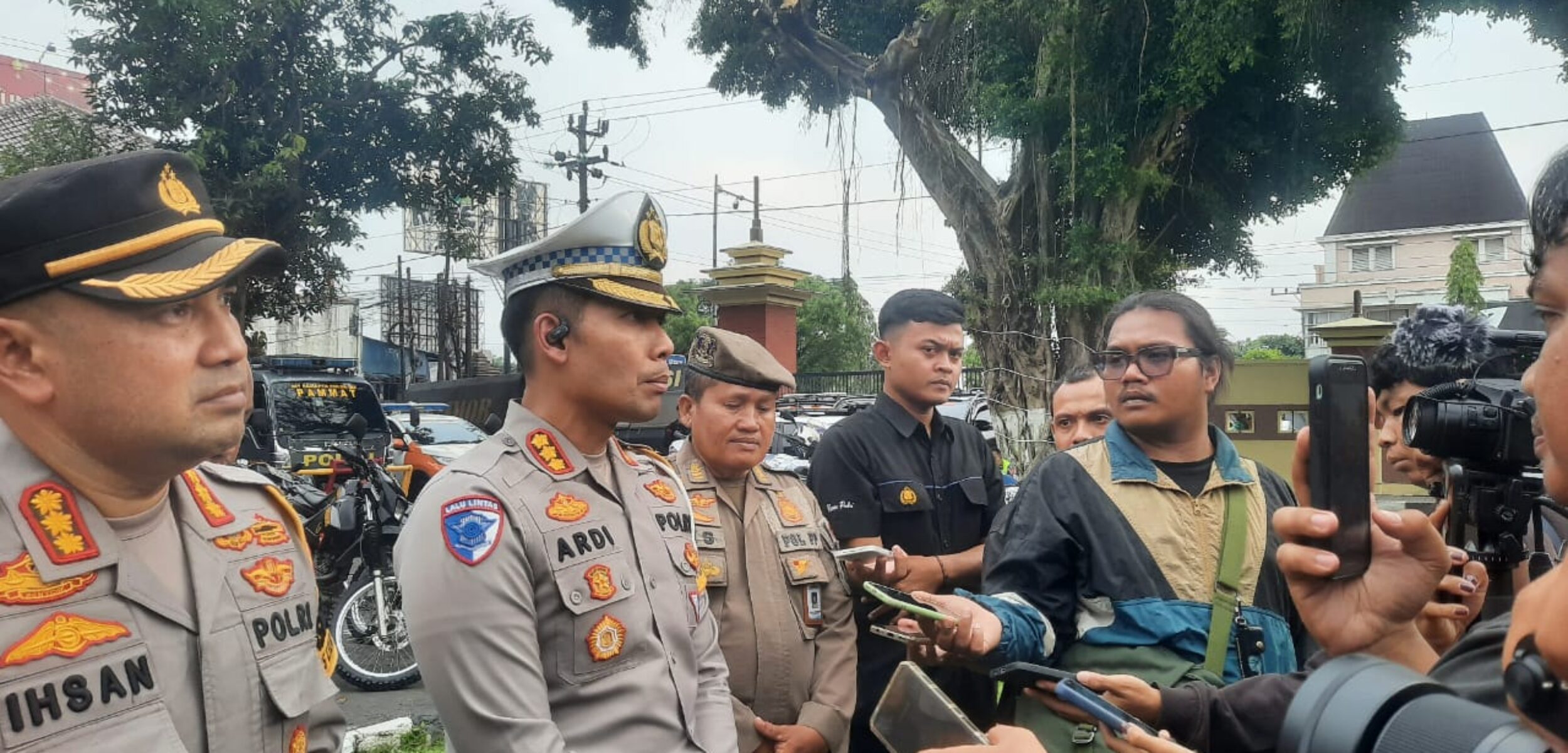 Dirlantas Polda DIY Kombes Pol Yuswanto Ardi saat diwawancarai terkait rencana rekayasa lalu lintas saat Nataru, Jumat (19/12/2025). (Hadid Husaini/kabarterdepan.com)