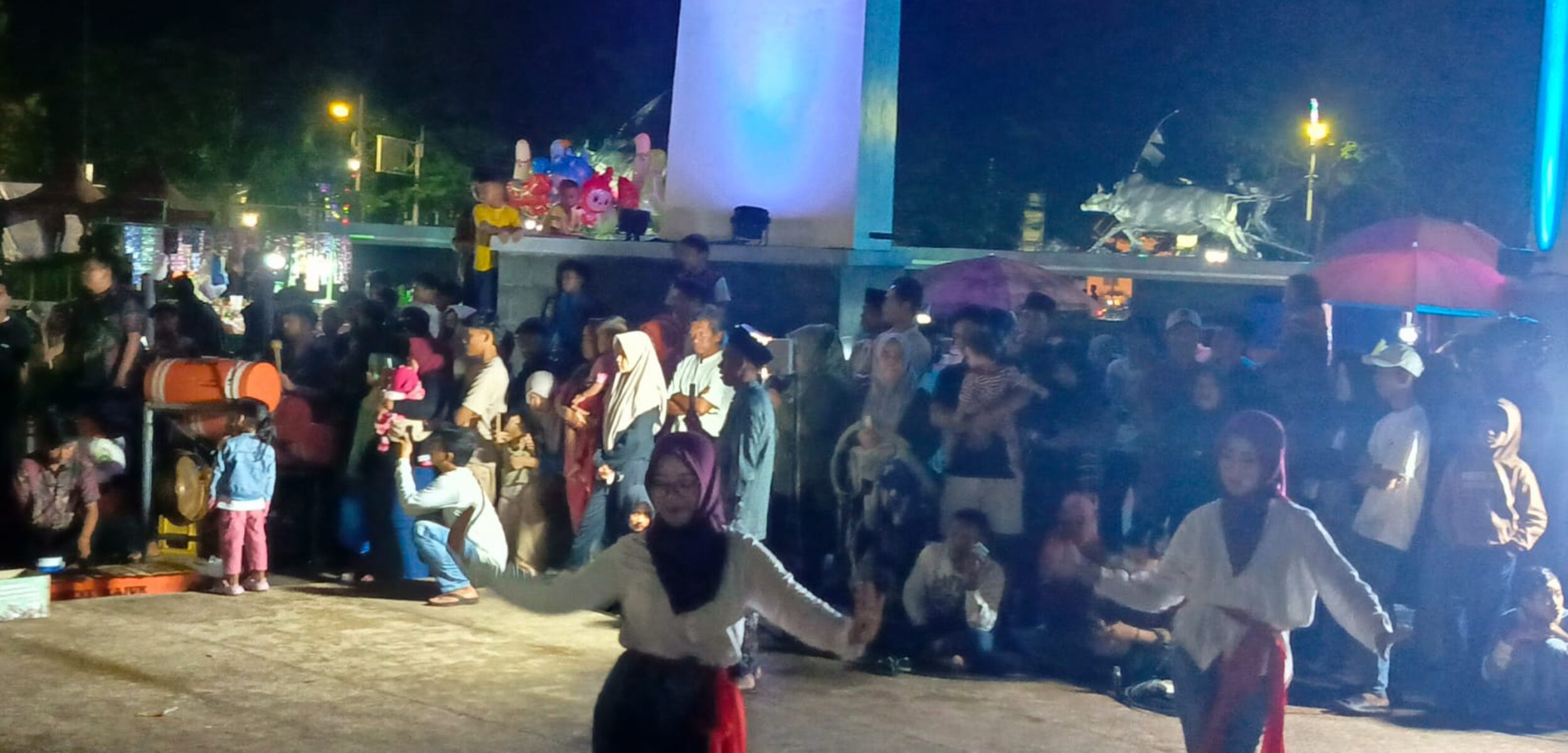 Kolaborasi Lanceng Kajuk dengan Siswi SMAN 1 menarik perhatian masyarakat yang sedang berkunjung ke Alun-alun Trunojoyo Sampang (fais/kabarterdepan.com)