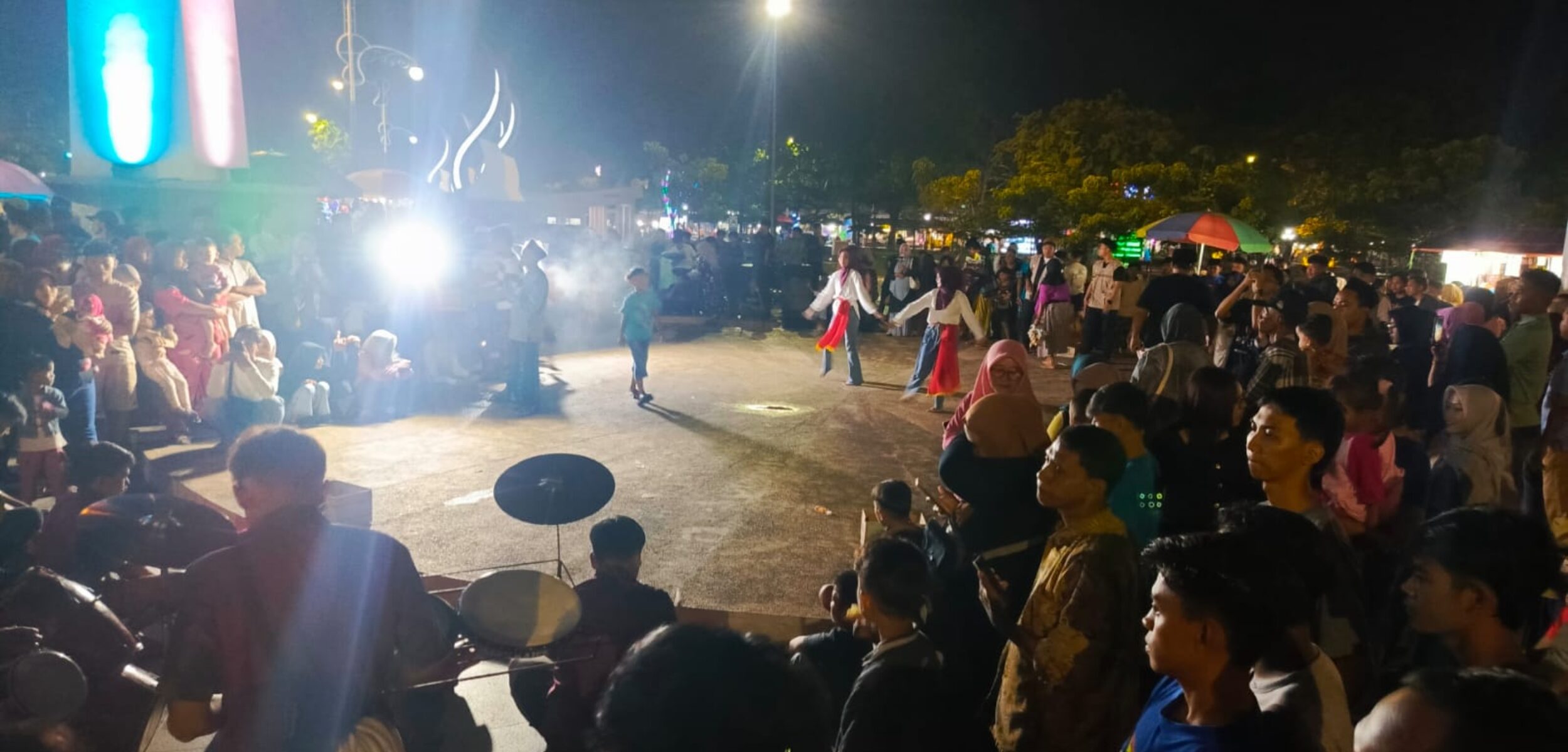 Potret kolaborasi Lanceng Kajuk dan Siswi SMAN 1 Sampang menarik perhatian masyarakat sekitar (fais/kabarterdepan.com)