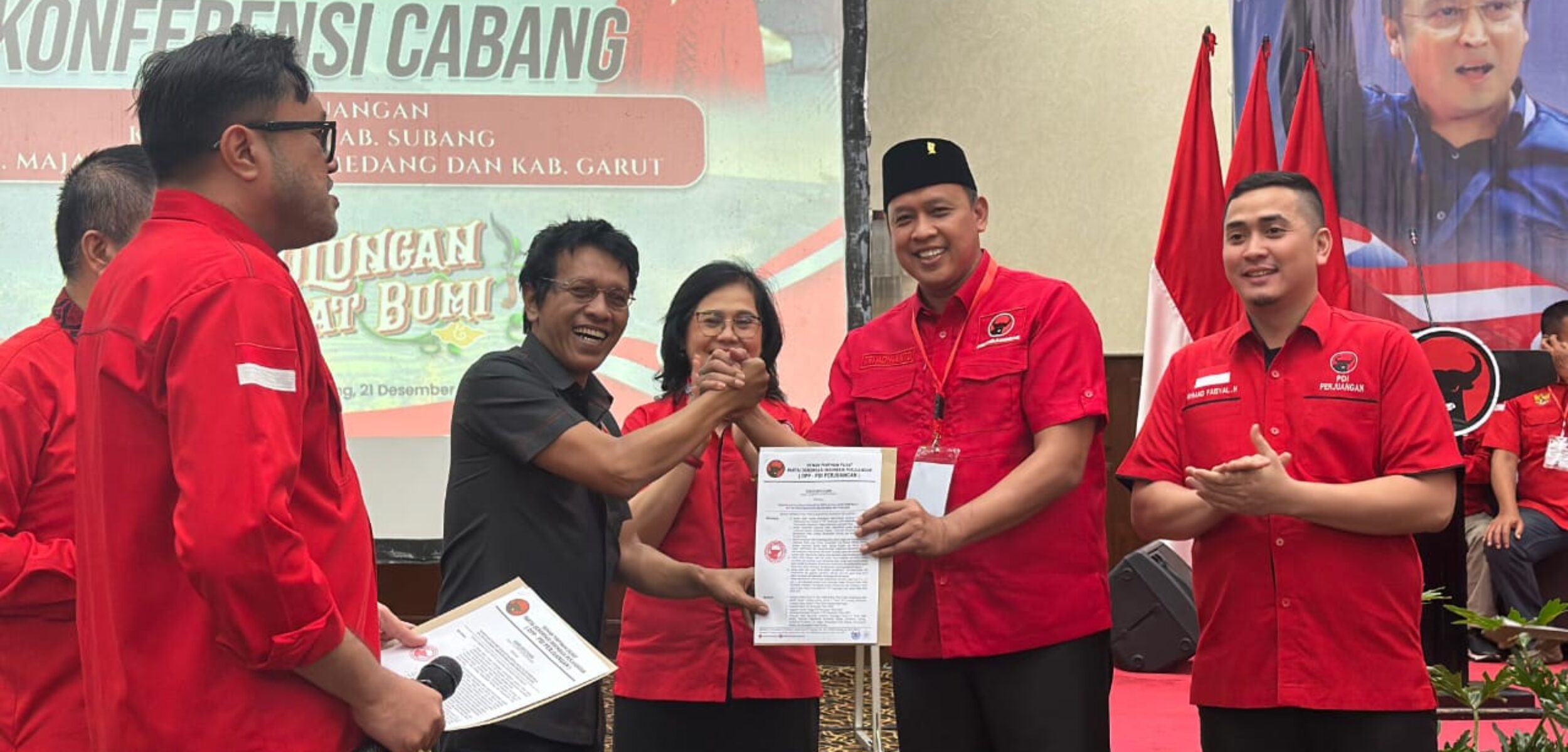 Adian Napitupulu saat menyerahkan SK kepada Ketua DPC kota Bekasi Tri Adhianto. (Yanso/kabarterdepan.com) 