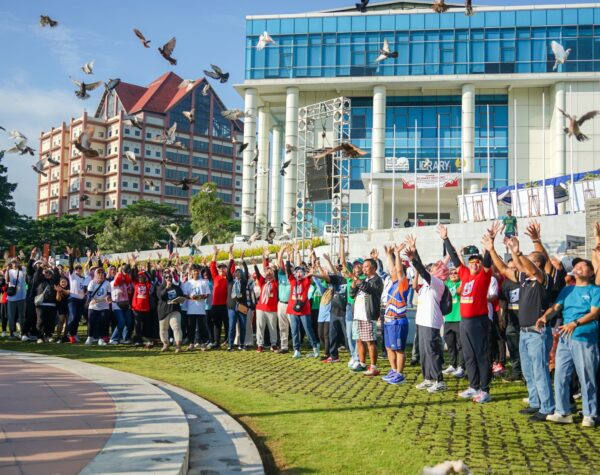 Pelepasan burung merpati di halaman Rektorat Unesa. (Unesa for Kabarterdepan.com)