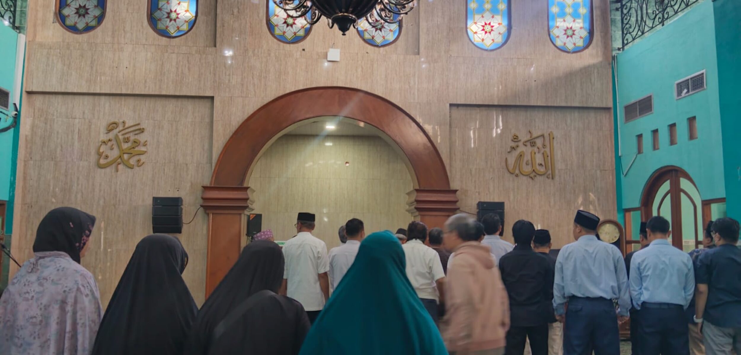 Suasana salat jenazah almarhum Ustad Muhammad Jazir ASP, Dewan Syuro Masjid Jogokariyan, Senin (22/12/2025). (Hadid Husaini)