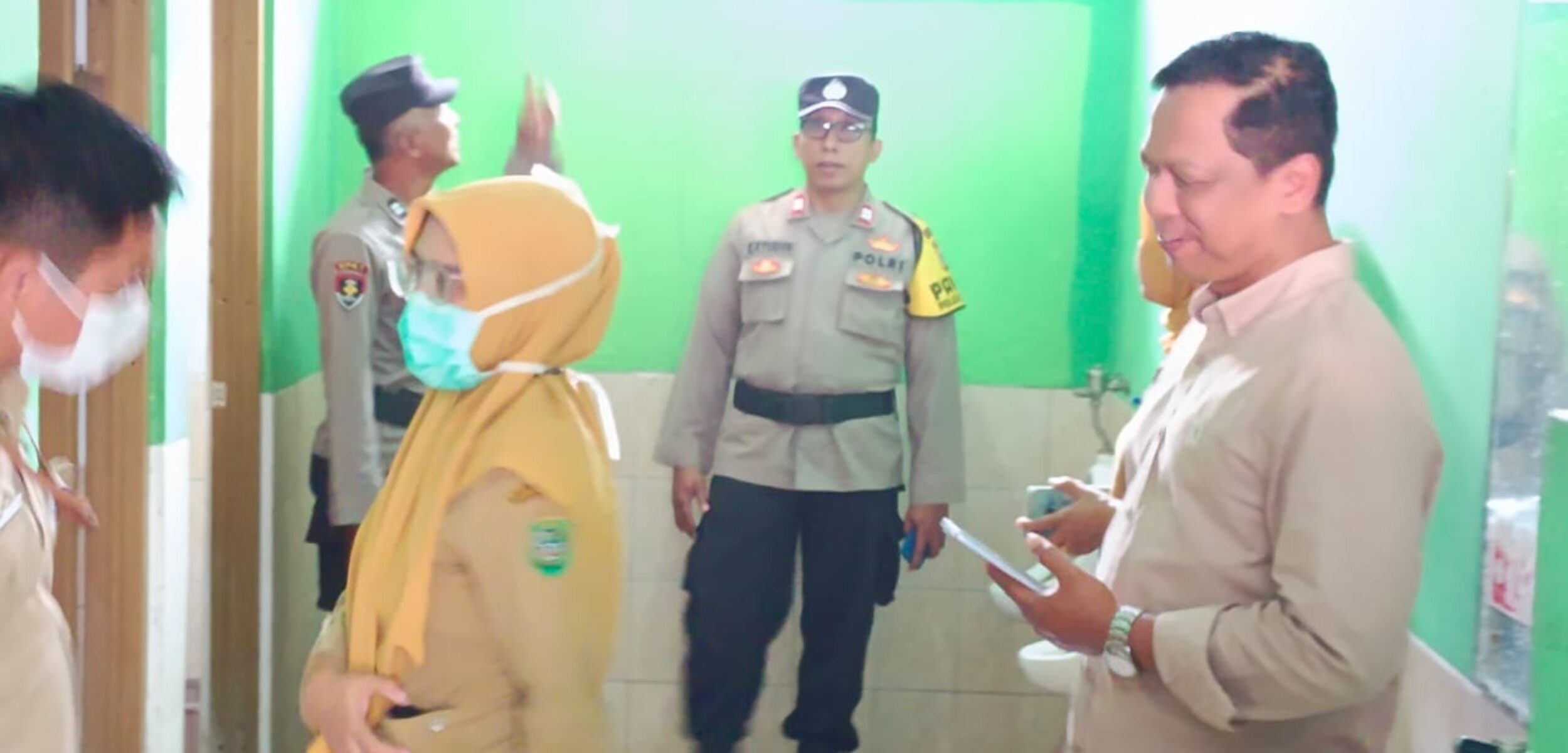 Petugas mengevakuasi korban di toilet pasar Imogiri Bantul. (Polres Bantul for kabarterdepan.com)