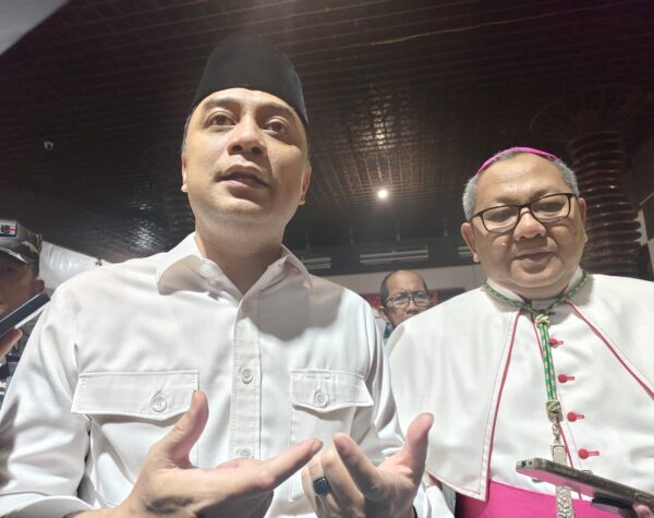 Wali Kota Surabaya Eri Cahyadi bersama Uskup Surabaya Romo Didik. (Husni Habib/Kabarterdepan.com)