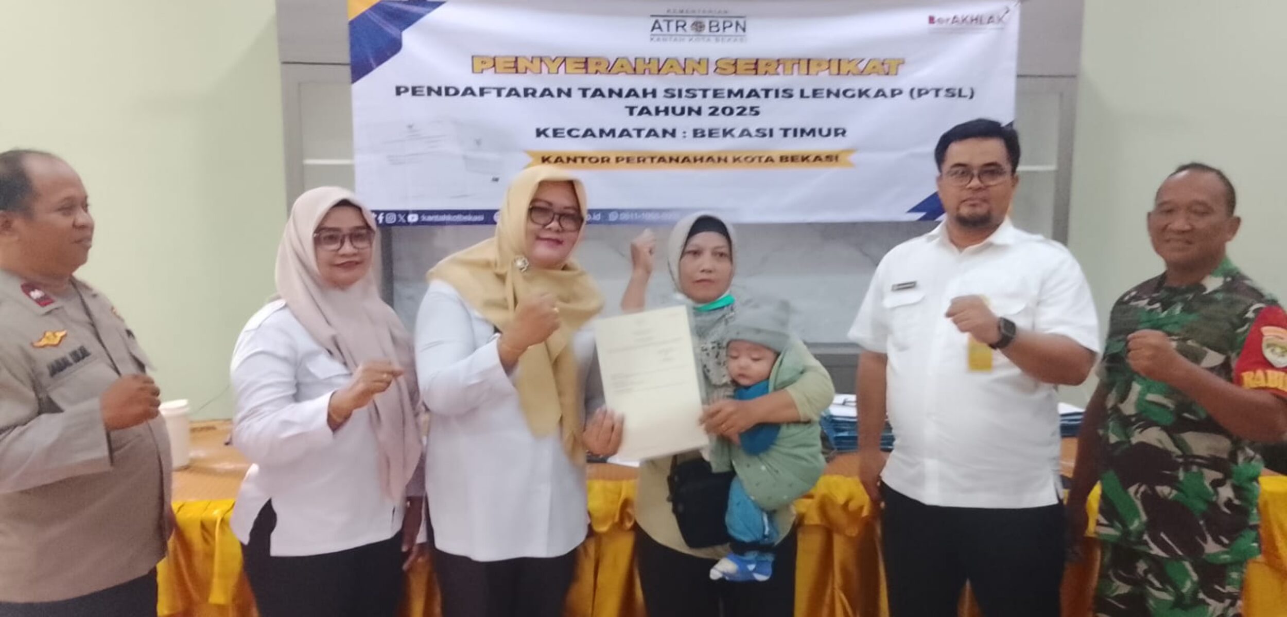 Lurah Margahayu Siti Sopiah di dampingi Wakil Yuridis BPN kota Bekasi Djajad Sudrajat menyerahkan secara simbolis sertifikat PTSL ke warga kelurahan Margahayu. (Yanso/kabarterdepan.com) 