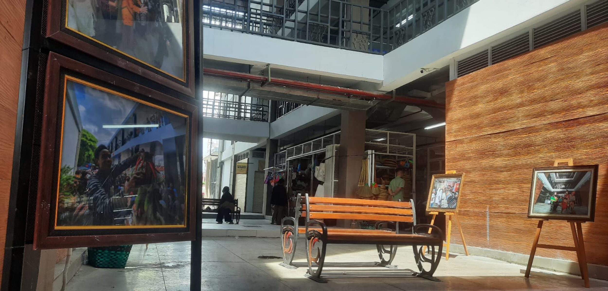 Suasana Pameran Foto di Pasar Induk Godean, Sleman, DIY, Kamis (25/12/2025). (Hadid Husaini/kabarterdepan.com)