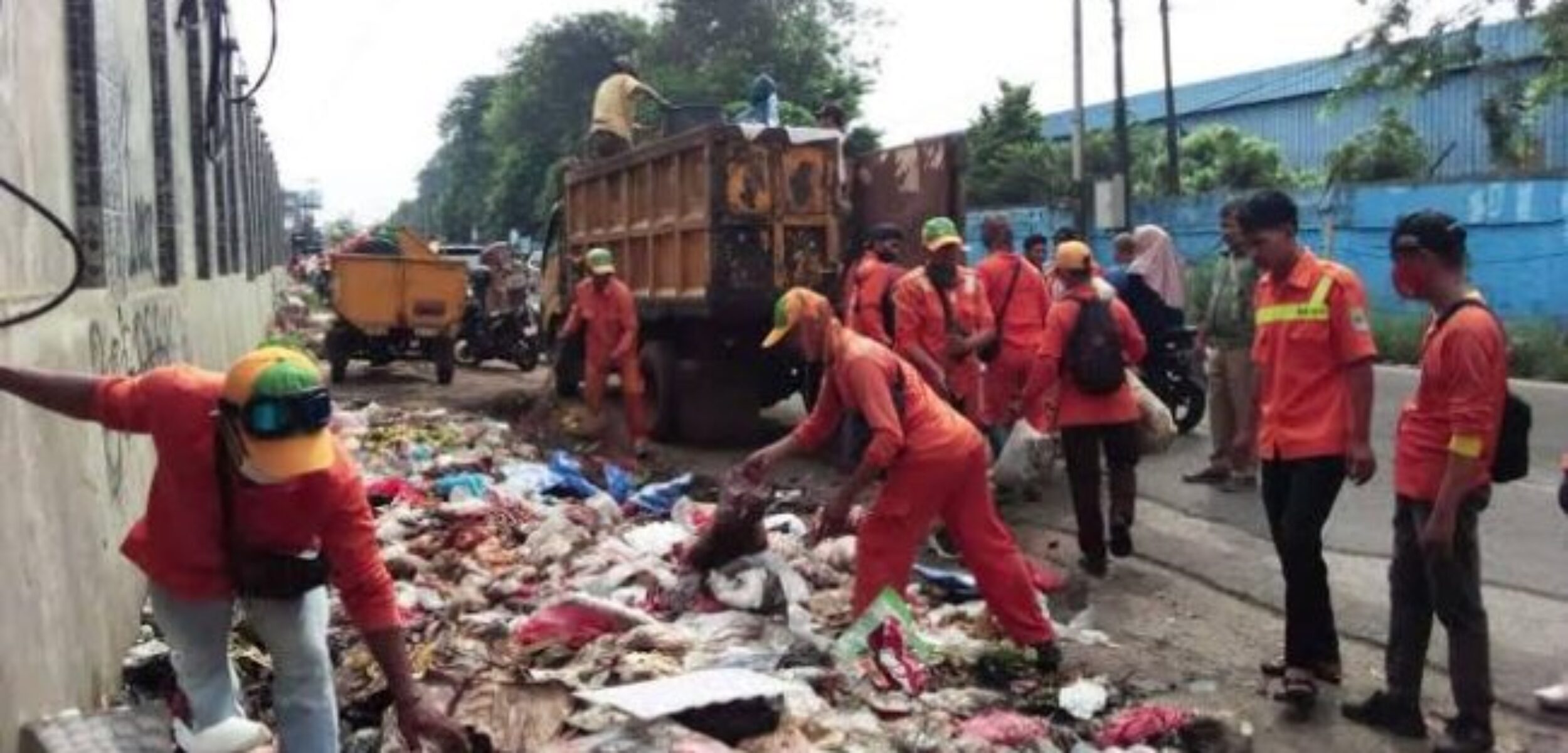 Petugas DLH Kota Bekasi saat bertugas pada saat libur Nataru. (Yanso/kabarterdepan.com) 
