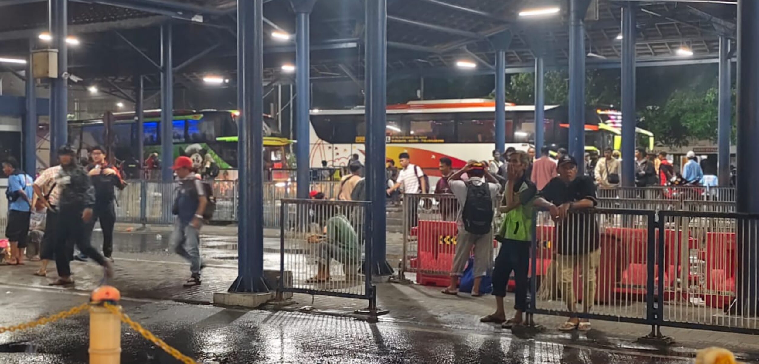 Libur Nataru, Tarif Bus di Terminal Purabaya Tetap Stabil