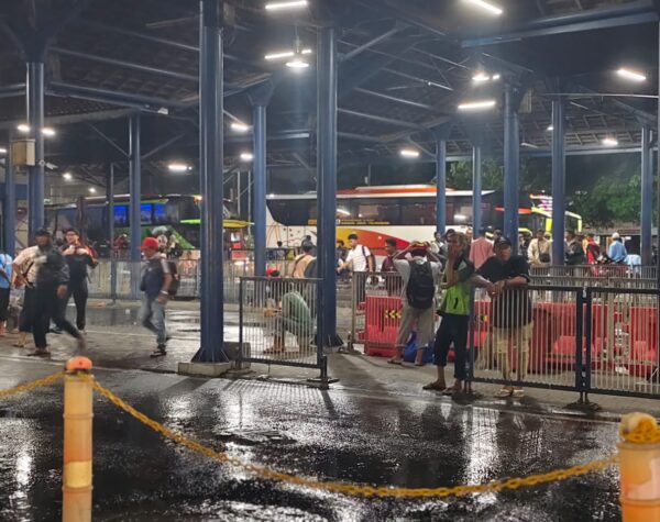 Suasana Terminal Purabaya saat musim libur Nataru 2025. (Husni Habib/Kabarterdepan.com)