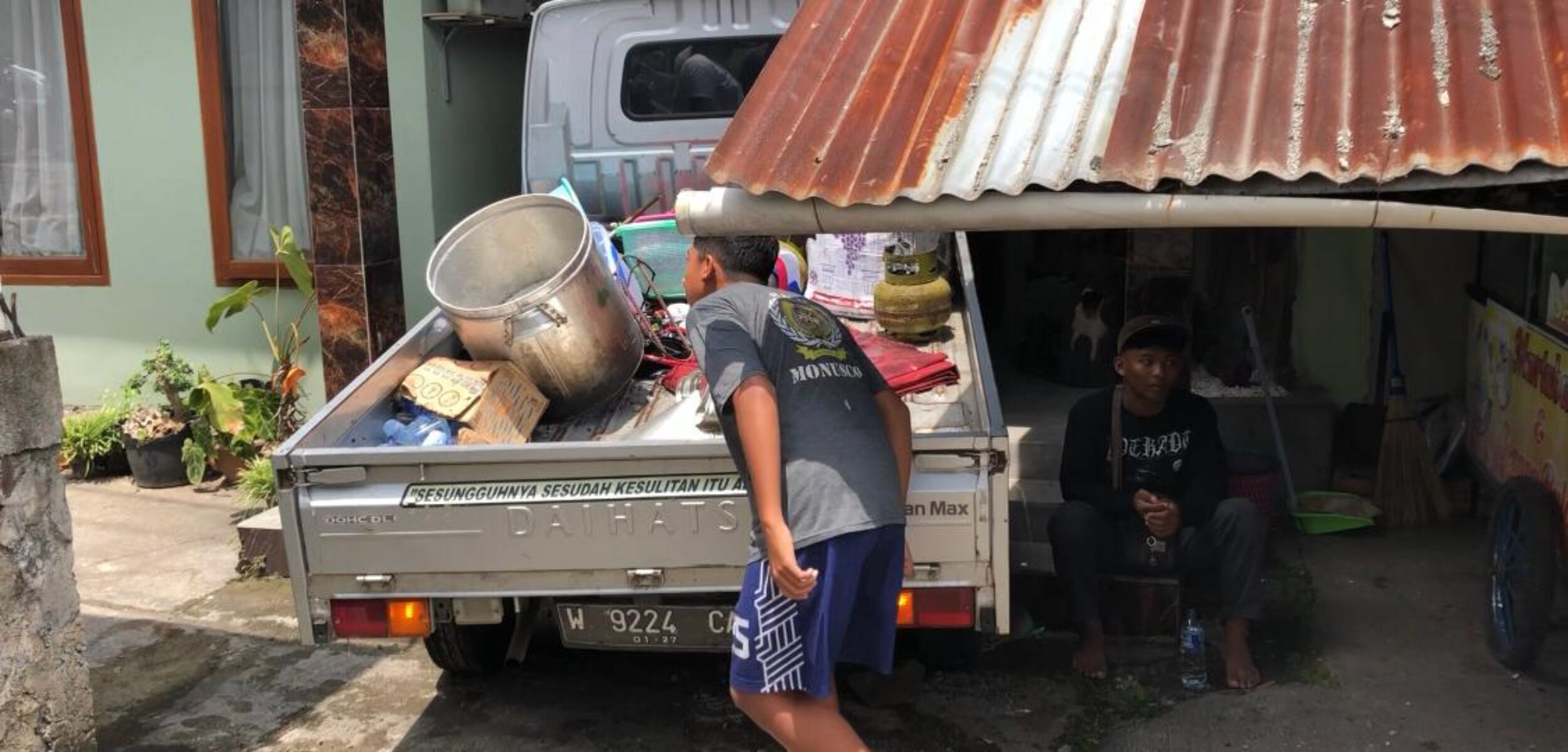 Kondisi mobil pikap yang menabrak rumah warga di Pacet Mojokerto (Redaksi/kabarterdepan.com) 