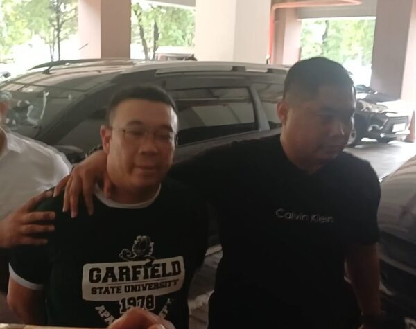 IMG 20251229 WA0004 1 Samuel Ardi saat digelandang ke gedung Ditreskrimum Polda Jatim. (Husni Habib/Kabarterdepan.com)