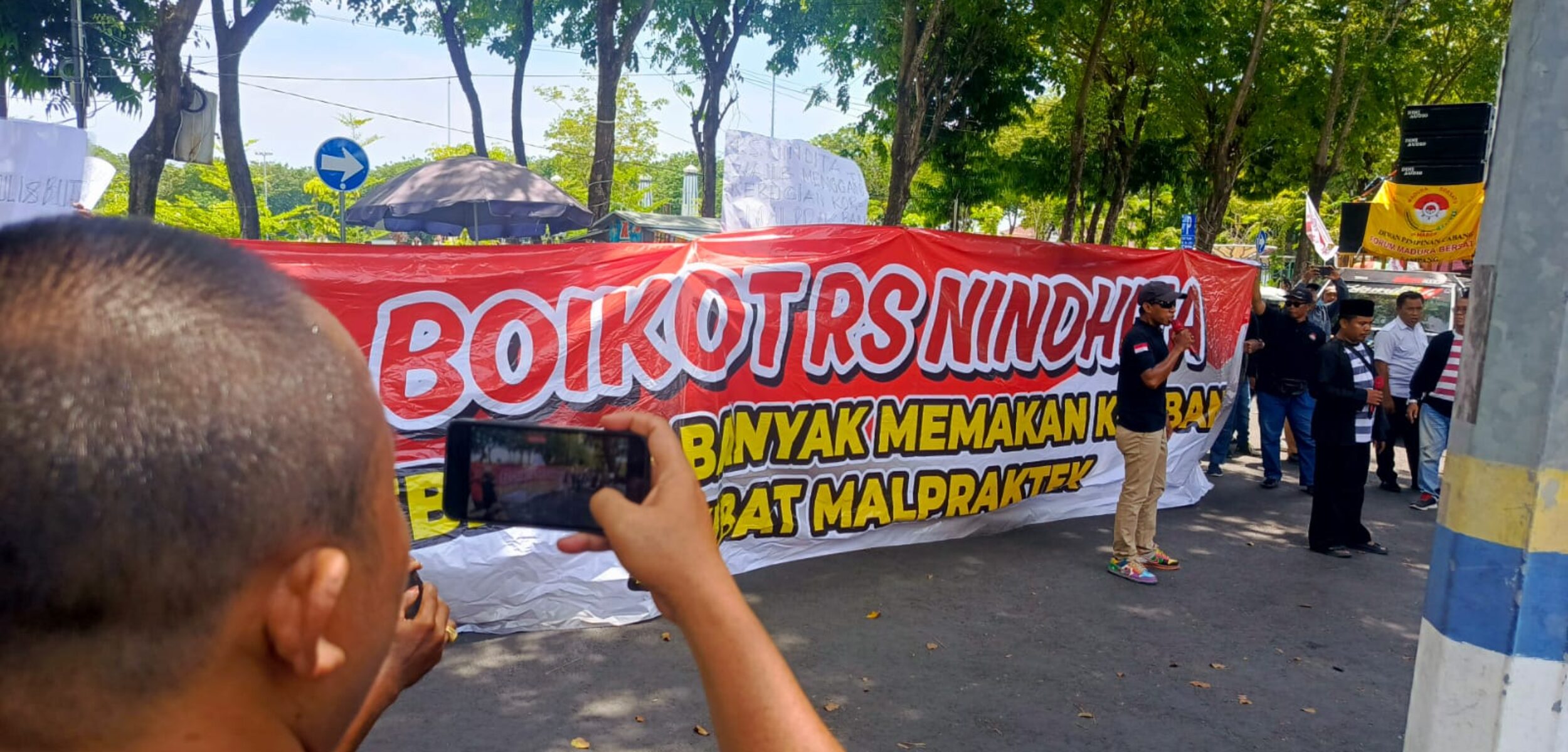 Aksi Formabes di depan DPRD Sampang desaak DPRD panggil RS Nindhita. (fais/kabarterdepan.com)