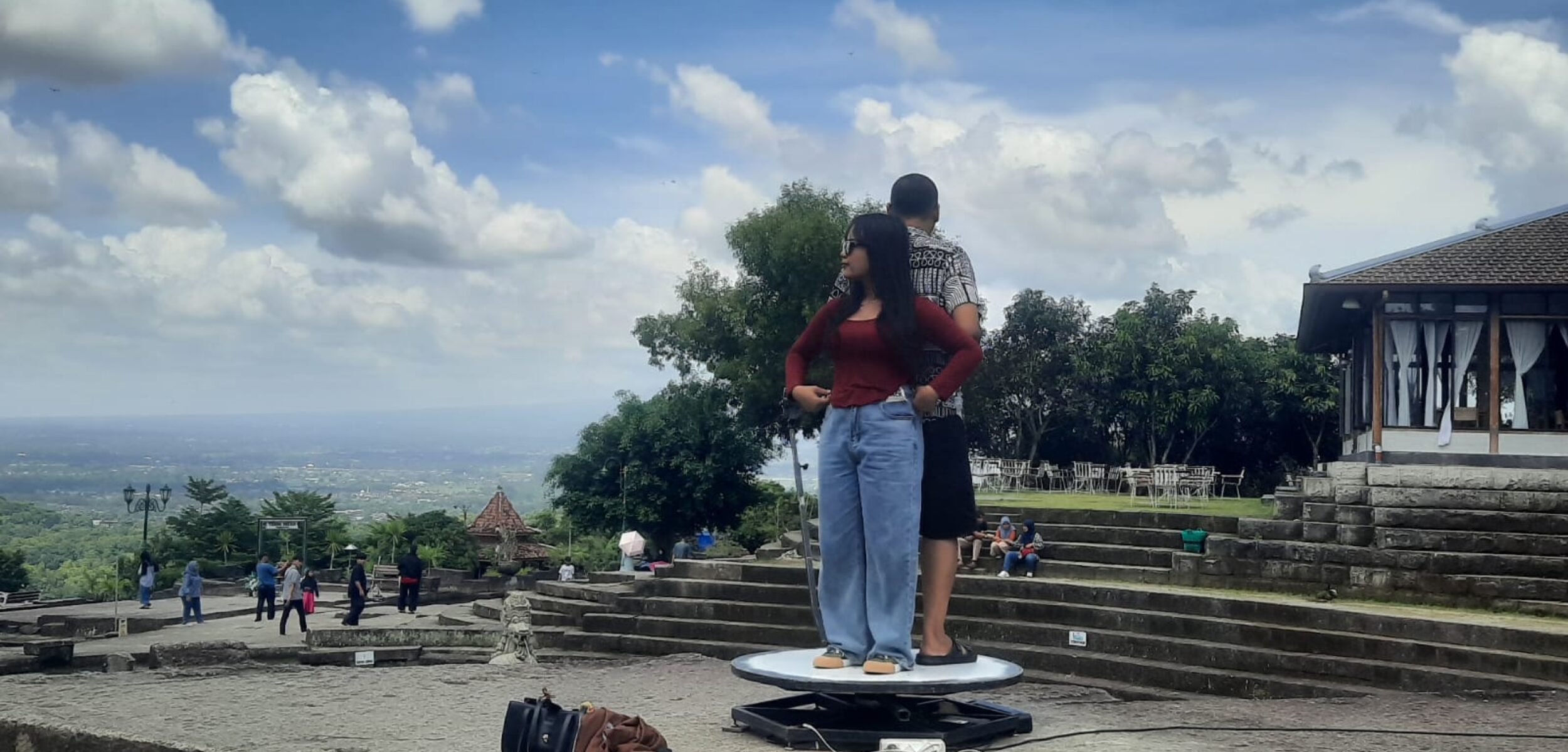 Wisata kamera 360 derajat di Tebing Breksi, Prambanan, Sleman, DIY, Senin (29/12/2025). (Hadid Husaini/kabarterdepan.com)