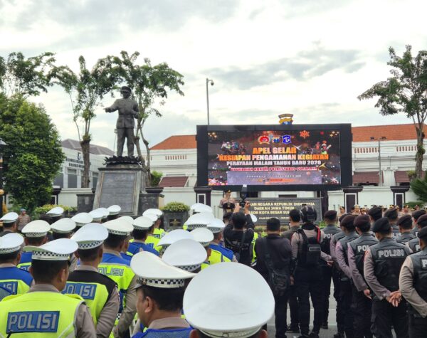 IMG 20251231 WA0018 1 Suasana apel sore persiapan pengamanan malam tahun baru untuk penyekatan perbatasan oleh Polrestabes Surabaya.(Husni Habib/Kabarterdepan.com)