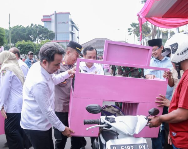 Pemkab Jember Bagikan 2.500 Gerobak “Mlijo Cinta” untuk PKL dan UMKM