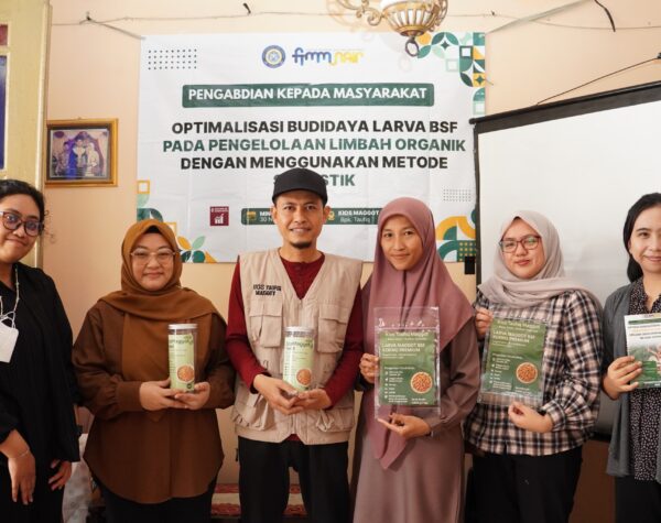Edukasi terkait pengelolaan larva maggot oleh FTMM Unair. (FTMM Unair for Kabarterdepan.com)