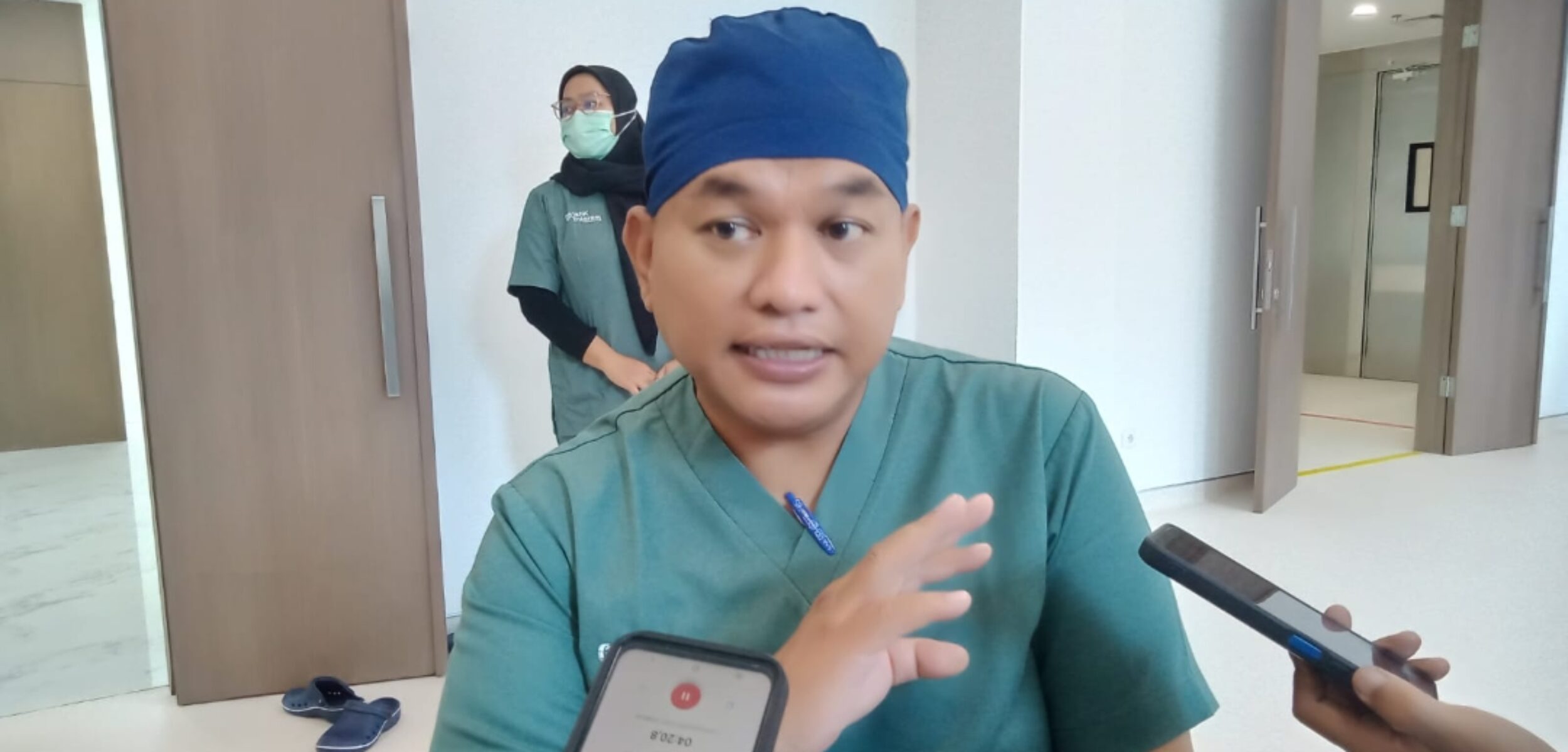 Direktur Kesehatan, Ishk Tolaram Foundation, dr. Rahmat Setiawan Hidayat, saat tengah diwawancarai awak media usai operasi katarak. (Yan)
