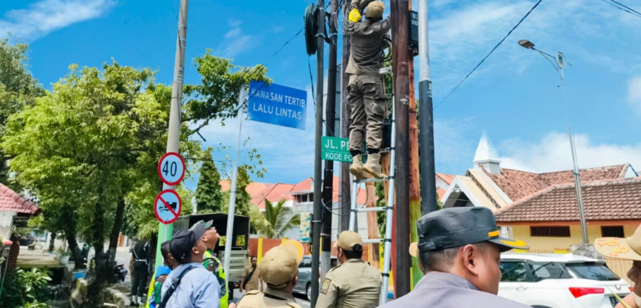 Penertiban fiber optik di Kota Mojokerto. (Kominfo Kota Mojokerto)