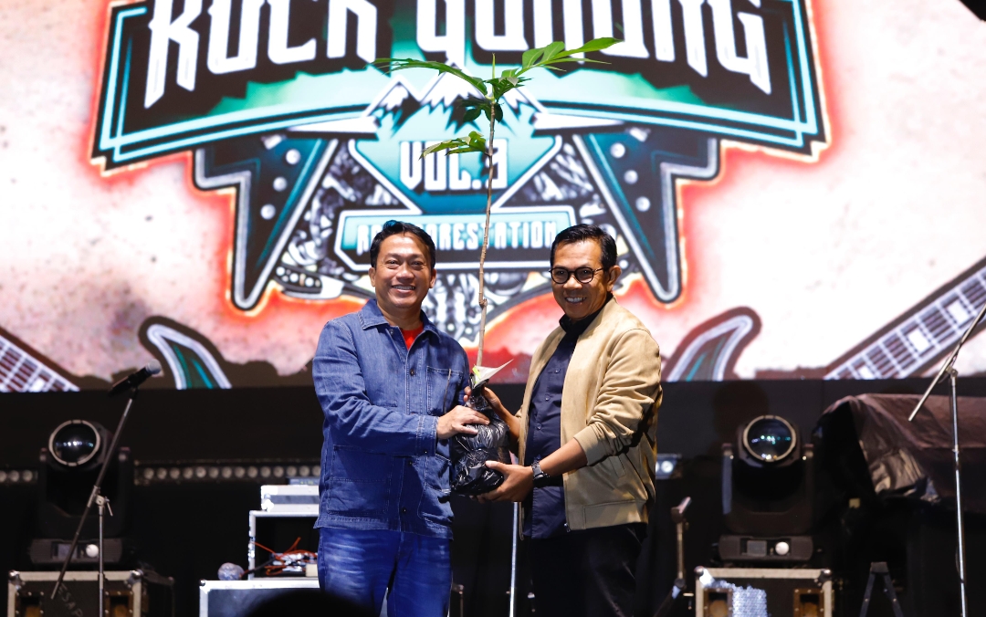 Wali Kota Batu, Nurochman menyerahkan bibit pohon sukun kepada Kadisparta Kota Batu, Onny Ardianto dalam rangkaian Rock Gunung volume 3. (Yan/kabarterdepan.com) 