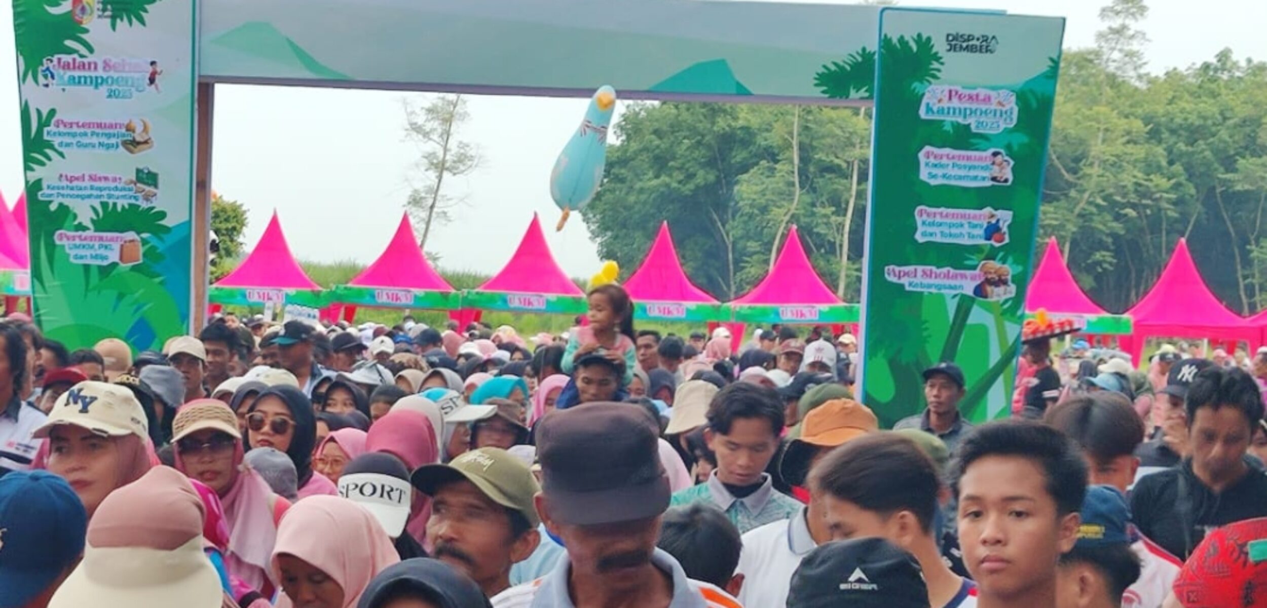 Warga antusias ikuti jalan sehat kampoeng di Jember. (Lana Rumanta/kabarterdepan.com)