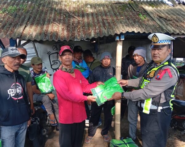 Satlantas Polres Batu Bagikan Rompi Supeltas Jelang Nataru 2026