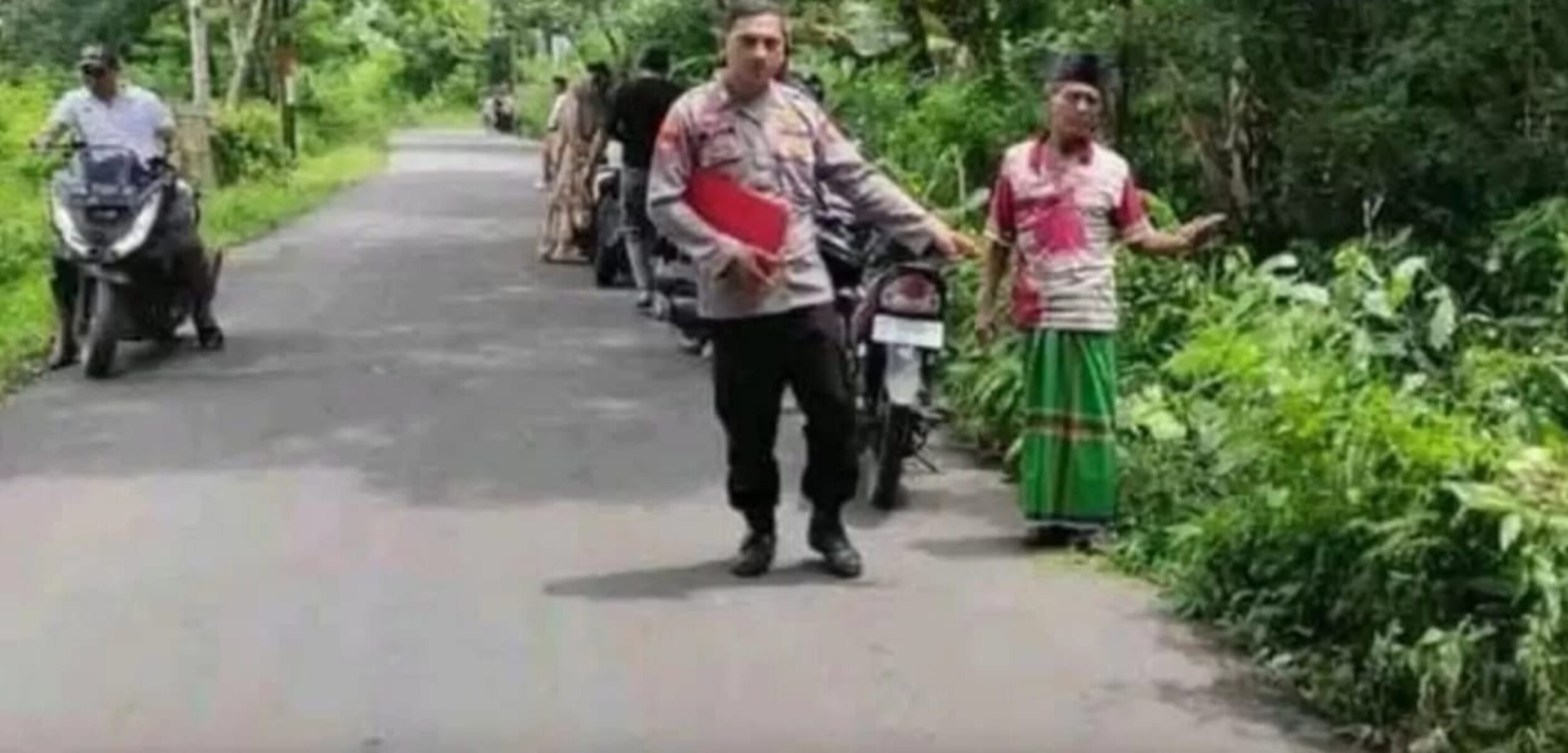 Petugas kepolisian saat melakukan pengecekan lokasi dugaan rekayasa begal. (fais/kabarterdepan.com)