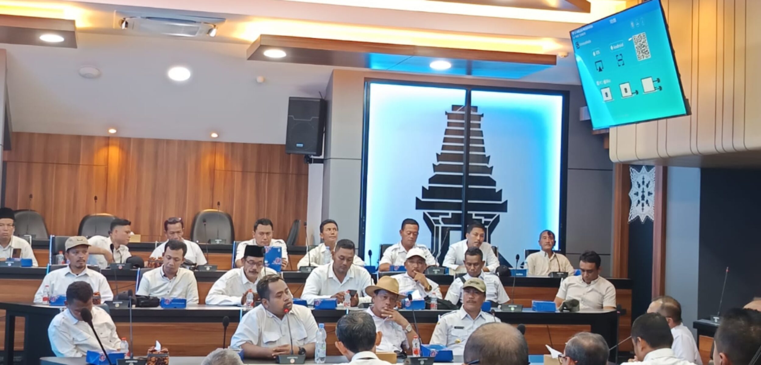 Suasana audiensi Para Kades dan perangkat desa dengan sekda Kabupaten Mojokerto. (Rio/kabarterdepan.com)